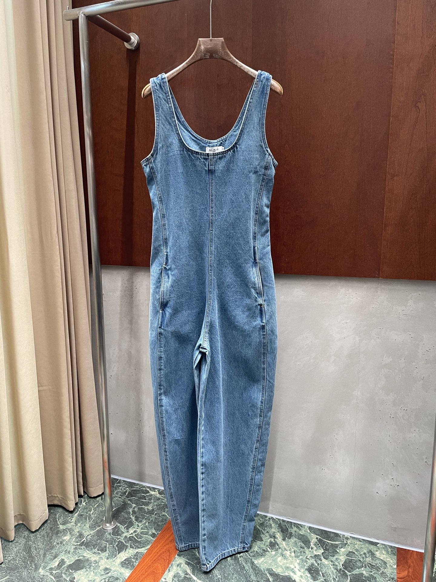 NO:751245,alai* 2026 early spring new denim jumpsuit, waist slimming, scimitar trousers, a must-have for fashionistas, sml real photos,,alaia,19860909alai* 2026早春新款牛仔连体裤 收腰显瘦 弯刀裤型 时髦精必入 sml 实拍图,,alaia,,Women's clothing