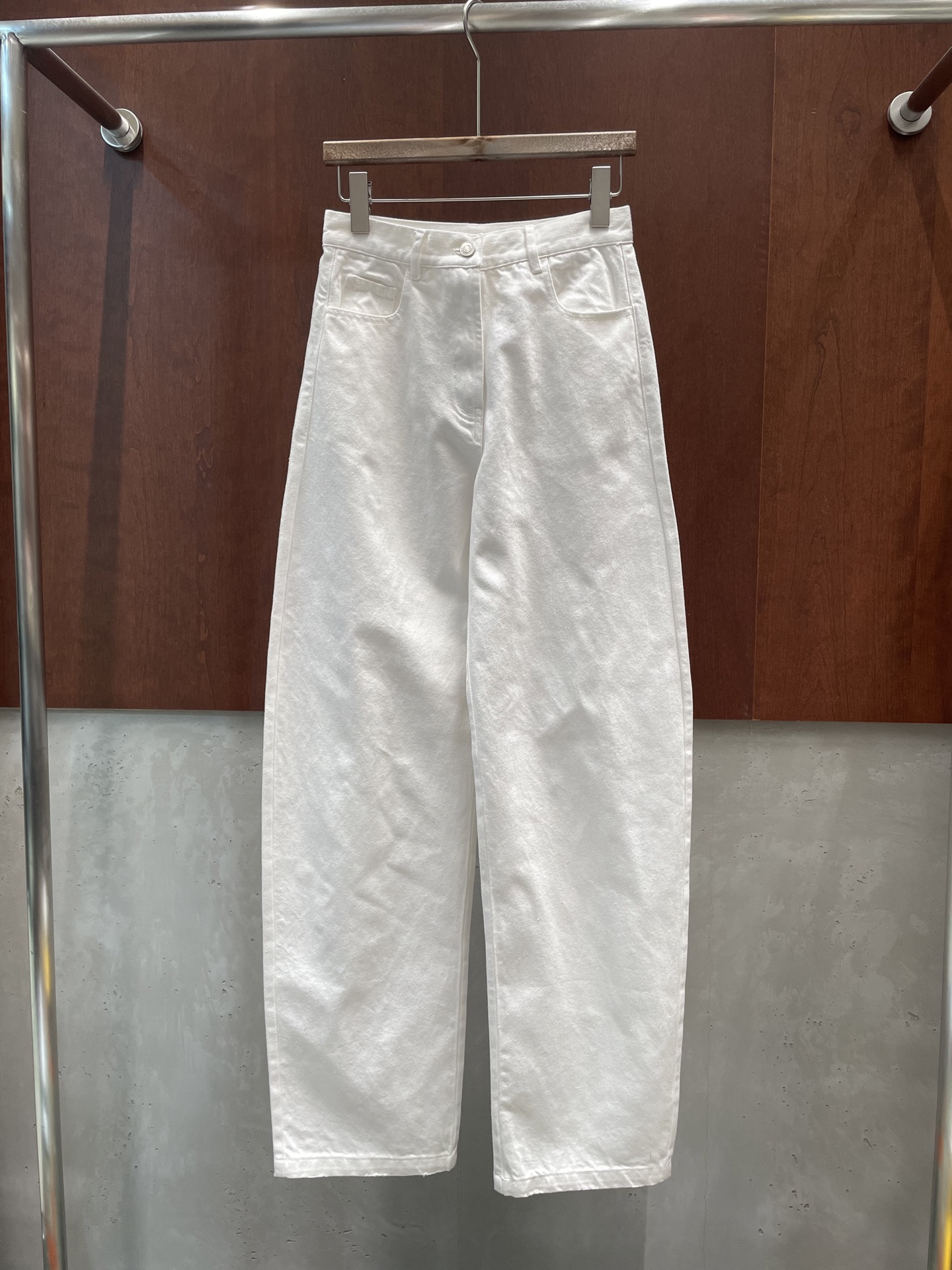 NO:751248,alaia 2026 early spring new jeans, refreshing and versatile white scimitar pants, sml p real photos,,alaia,jeans,19860909alaia 2026早春新款牛仔裤 清爽百搭的白色 弯刀裤型 sml p实拍图,,alaia,jeans,,Women's clothing