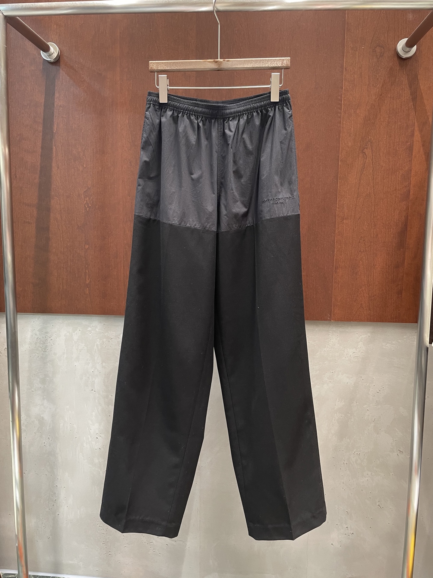 NO:752787,wang 26ss Dawang spliced ​​straight pants. The splicing of different fabrics. Black, a must-have for commuting. Dawang embroidered logo. Good-looking, easy to wear and easy to match. Everything available. SML real photos,,alexander wang,19860909wang 26ss 大王拼接直筒裤 不同面料的拼接 通勤必备黑色 大王刺绣logo 好看好穿好搭 一应俱全 sml 实拍图,,alexander wang,,Women's clothing