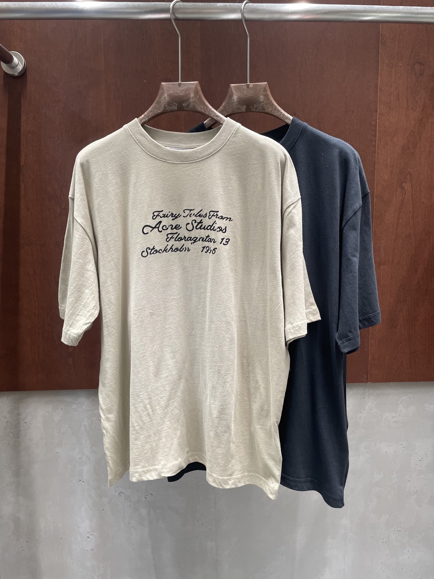 NO:752795,acn* 2026 spring and summer new T-shirt, flocked letters, linen and cotton material, old wash, two colors and three codes, sml real photos,,tees,t-shirt,19860909acn* 2026春夏新款T恤 植绒字母 麻棉料 做旧洗水 两色三码 sml 实拍图,,tees，t-shirt,,Women's clothing