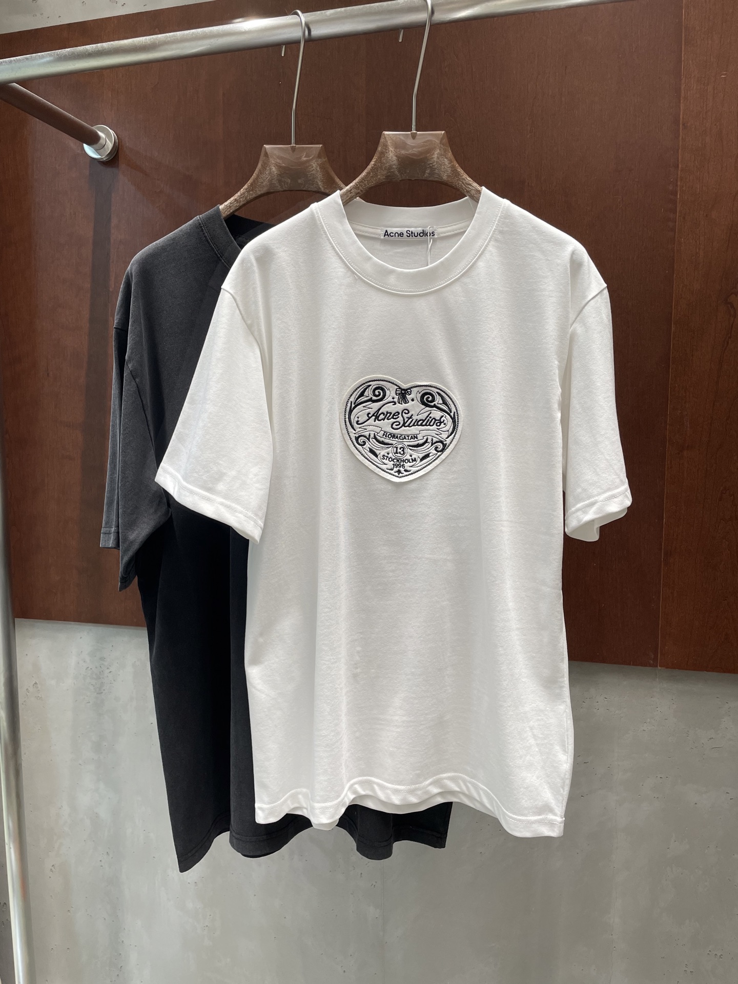 NO:752801,acn* 2026 spring and summer new T-shirt, love embroidered logo, 100% cotton washed. Two colors and three codes sml real shot,, tees, t-shirt,19860909acn* 2026春夏新款T恤 爱心刺绣徽标 全棉水洗.两色三码sml实拍图,,tees，t-shirt,,Women's clothing