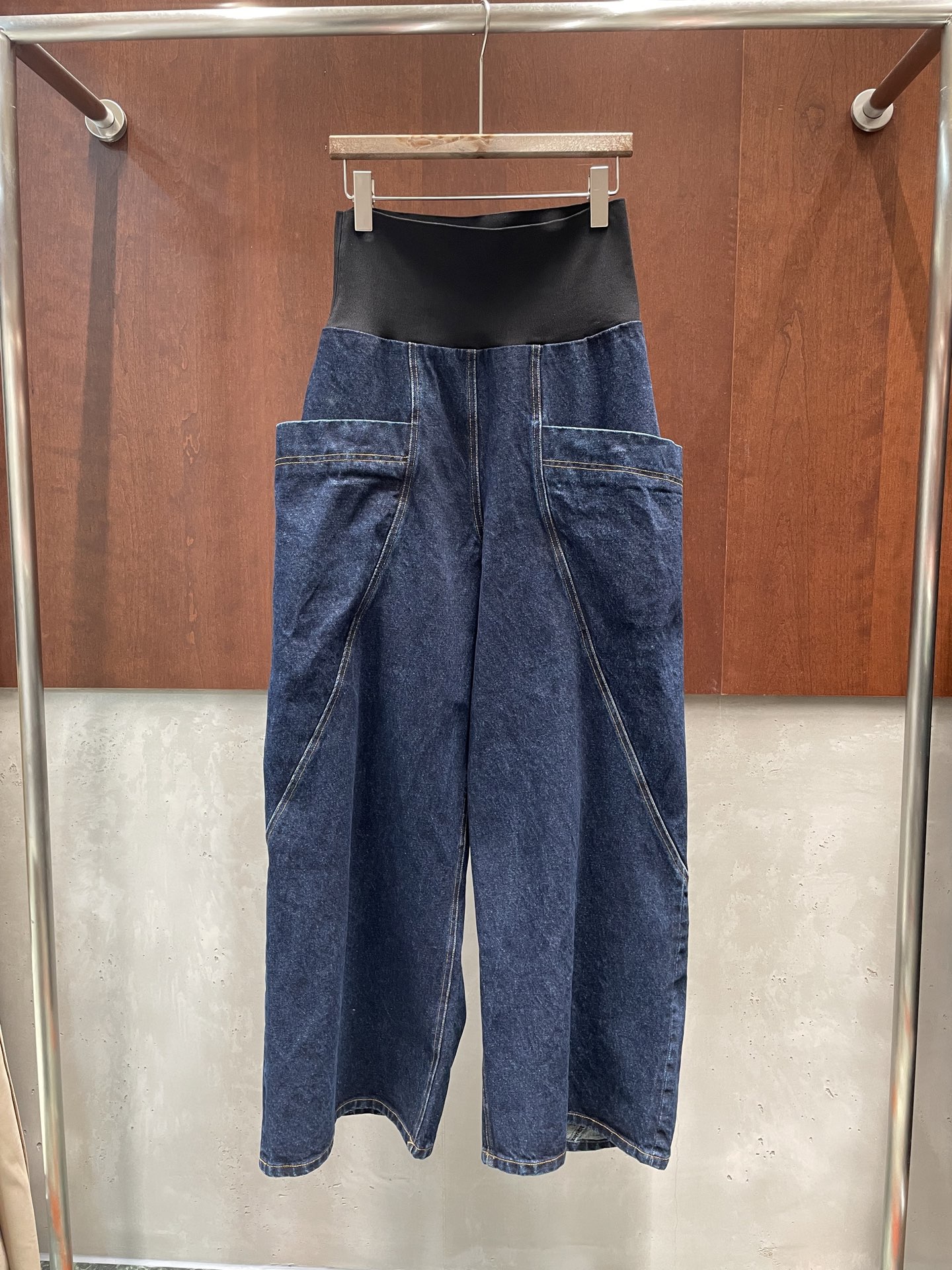 NO:753348,alaia26ss elastic waist, ultra-high-waist jeans, effortless relaxation, curved knitting creates volume with softness, denim trousers trace a neat figure, sml real photos,,alaia,jeans,19860909alaia26ss 弹力束腰 超高腰裤牛仔裤 毫不费力的松弛感 弧形针织以柔软筑就量感,牛仔长裤描摹利落身形 sml 实拍图,,alaia,jeans,,Women's clothing