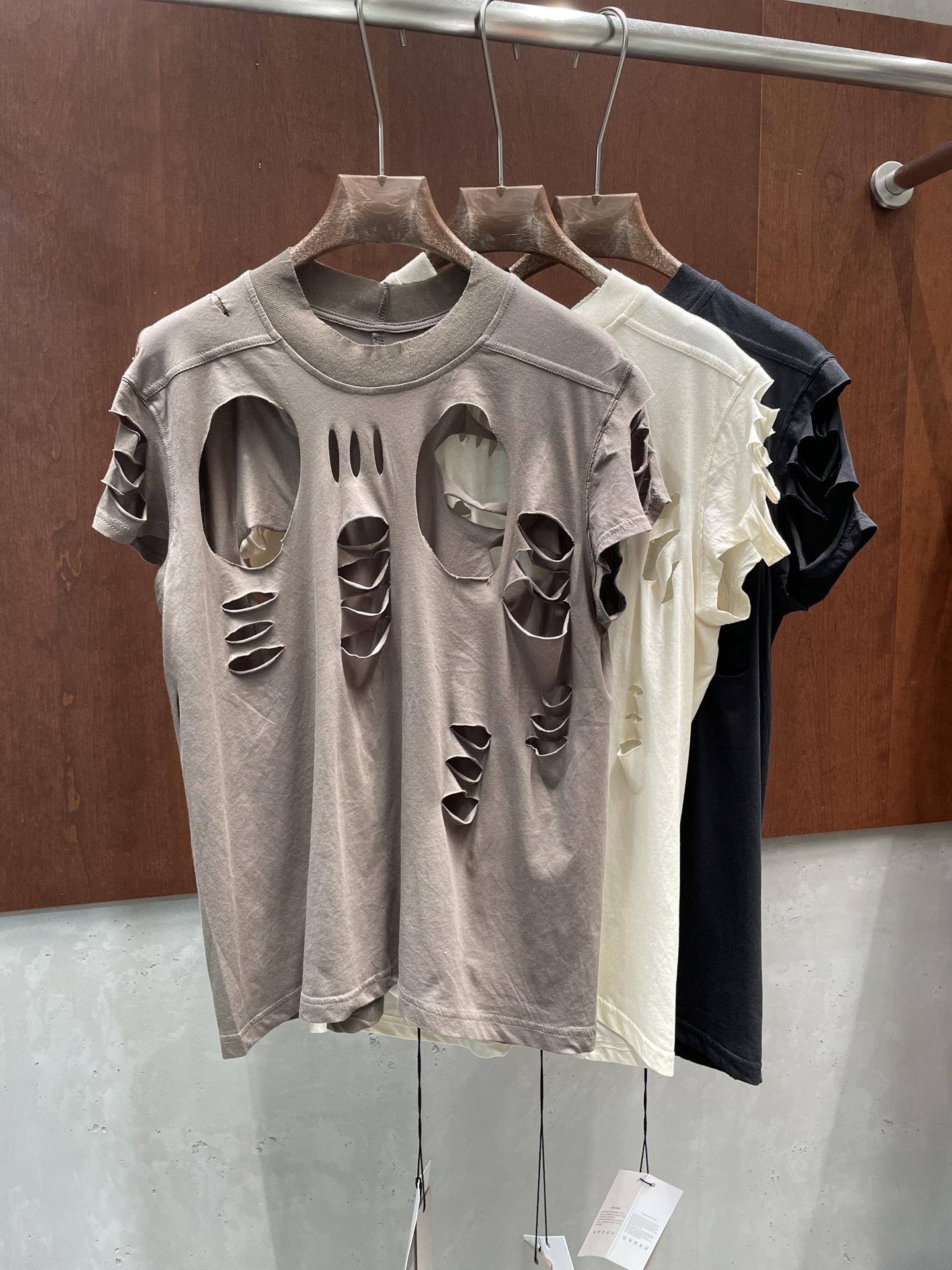 NO:757658,rick owen* 2026 early spring new T-shirt, tearing, destroying and old effect, full of peak feeling, three colors and three sizes, sml real photos, tees, t-shirt,19860909rick owen* 2026早春新款T恤 撕裂破坏做旧效果 巅峰感拉满 三色三码 sml 实拍图,,tees，t-shirt,,Women's clothing