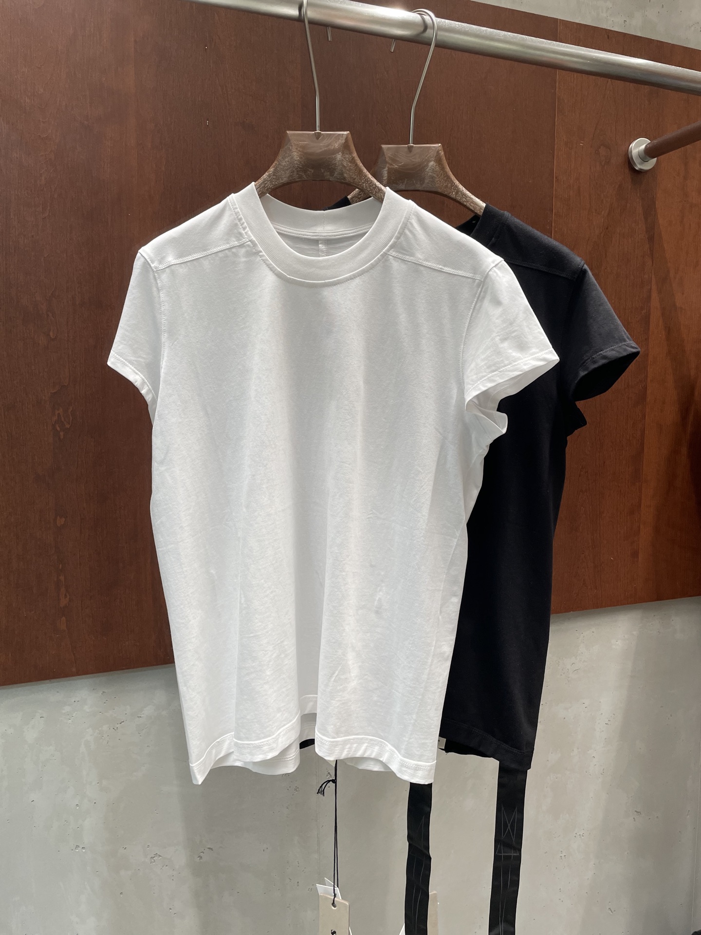 NO:757667,rick owen* 2026 early spring new T-shirt, basic tight short style, two colors and three sizes, sml p real shot,, tees, t-shirt,19860909rick owen* 2026早春新款T恤 基础紧身短款 两色三码 sml p实拍图,,tees，t-shirt,,Women's clothing