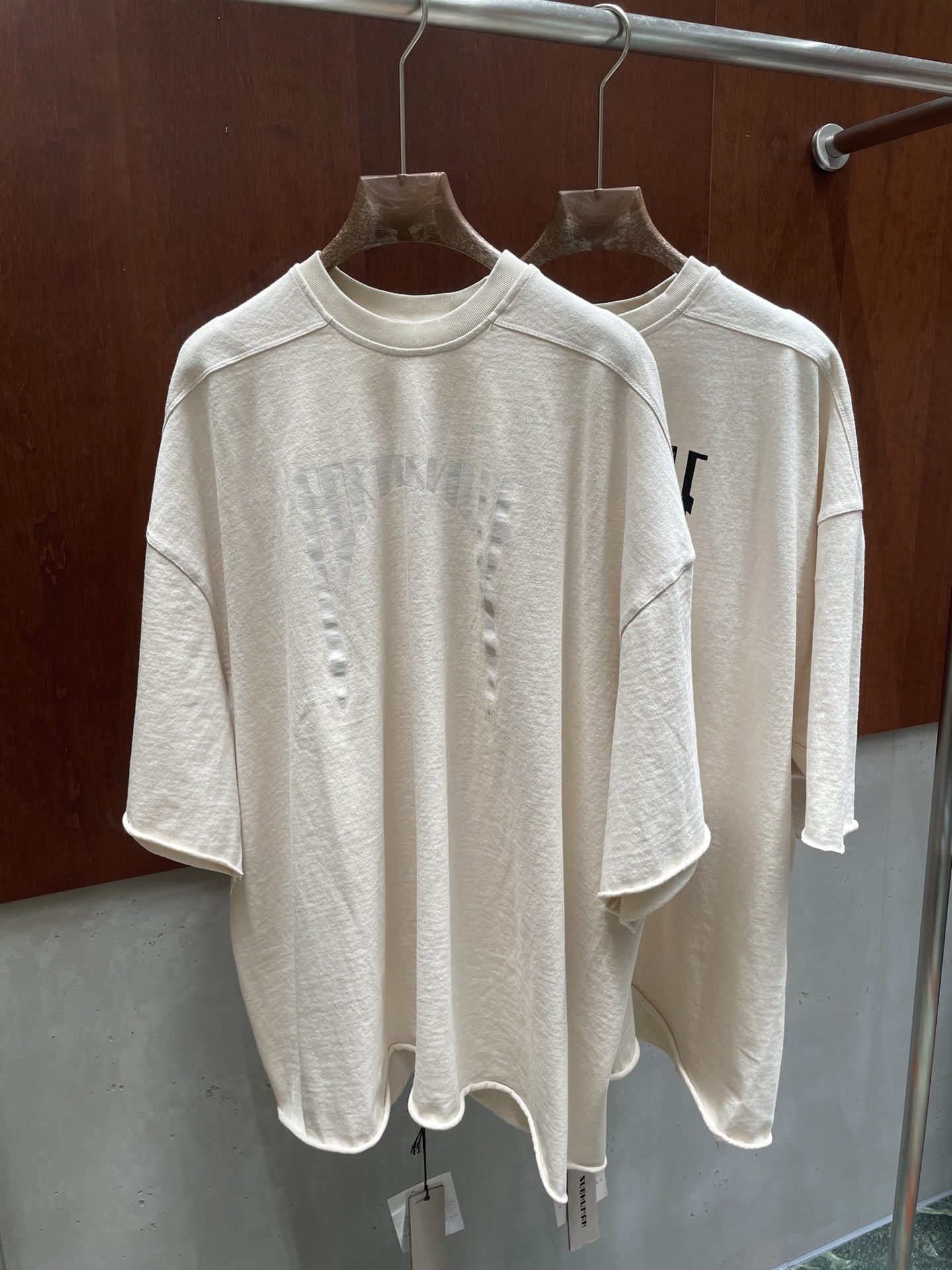 NO:762120,rick owen* 2026 spring and summer new dark style short-sleeved heavy hemmed letter print T-shirt loose fit two colors and three sizes sml real shot pictures, T-shirt, tees, t-shirt,19860909rick owen* 2026春夏新款暗黑风短袖重磅卷边字母印花T恤 宽松版型 两色三码 sml 实拍图,,T-shirt,tees，t-shirt,,Women's clothing
