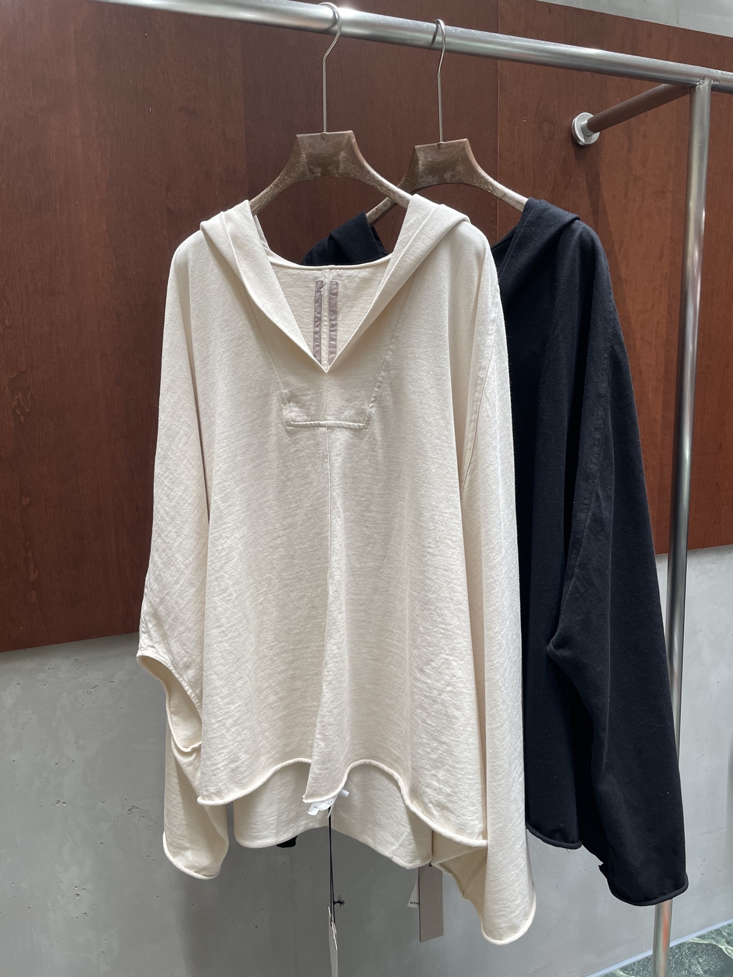 NO:762101,rick owen* 2026 new spring and summer dark style spring and summer pure cotton loose hooded V-neck bat shirt casual loose T-shirt one size one size p real photo,, tees, t-shirt, hats,19860909rick owen* 2026春夏新款暗黑风春夏纯棉宽松连帽V领蝙蝠衫休闲宽松T恤 one size 均码 p实拍图,,tees，t-shirt,hats,,Women's clothing