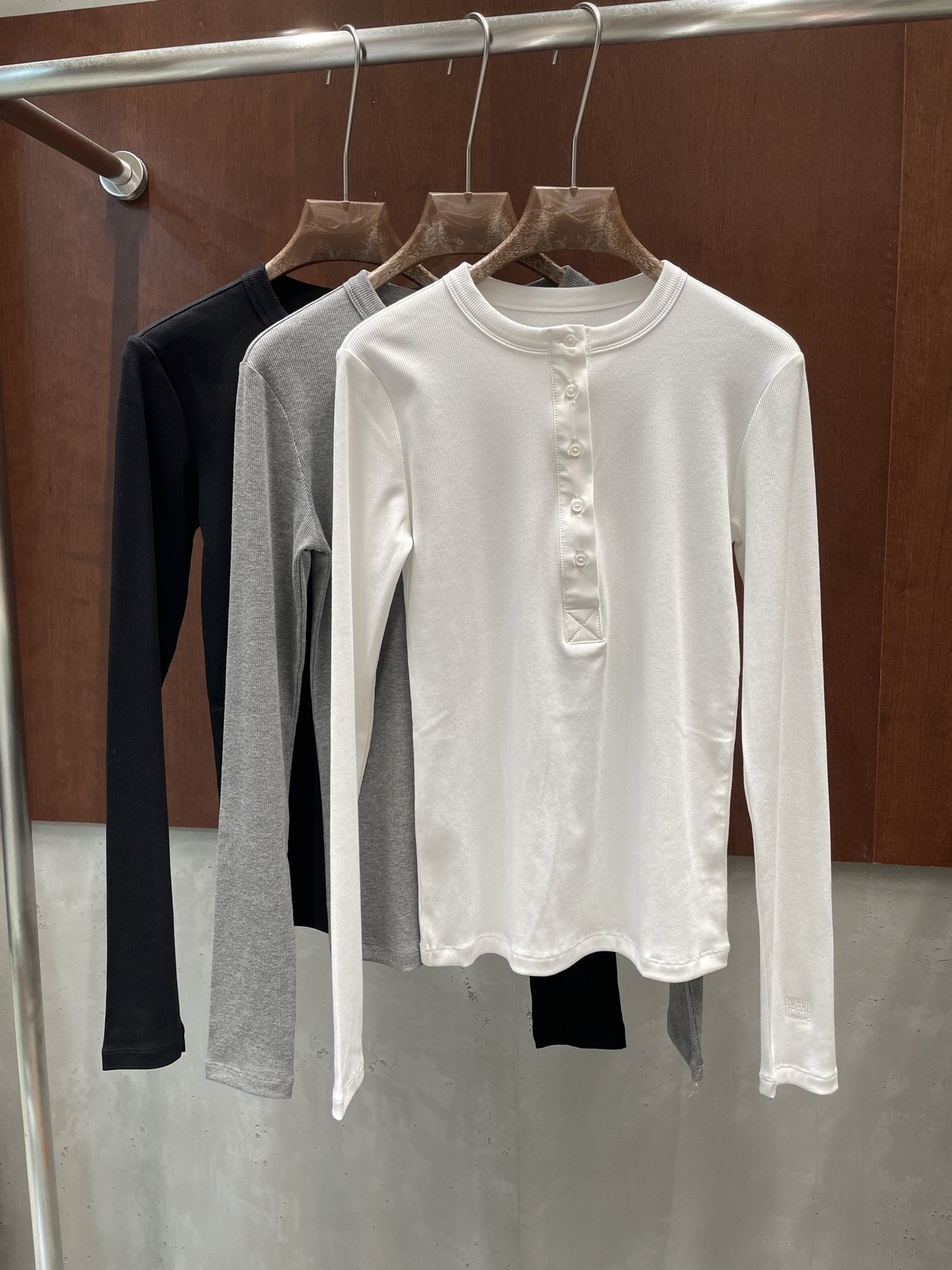 NO:790575,totem* 2026 spring and summer long sleeves, Henry collar design, threaded fabric, stretchy and comfortable, three colors and three sizes, sml real photos,,19860909totem* 2026春夏长袖 亨利领设计 螺纹面料弹力舒适 三色三码 sml 实拍图,,,Women's clothing