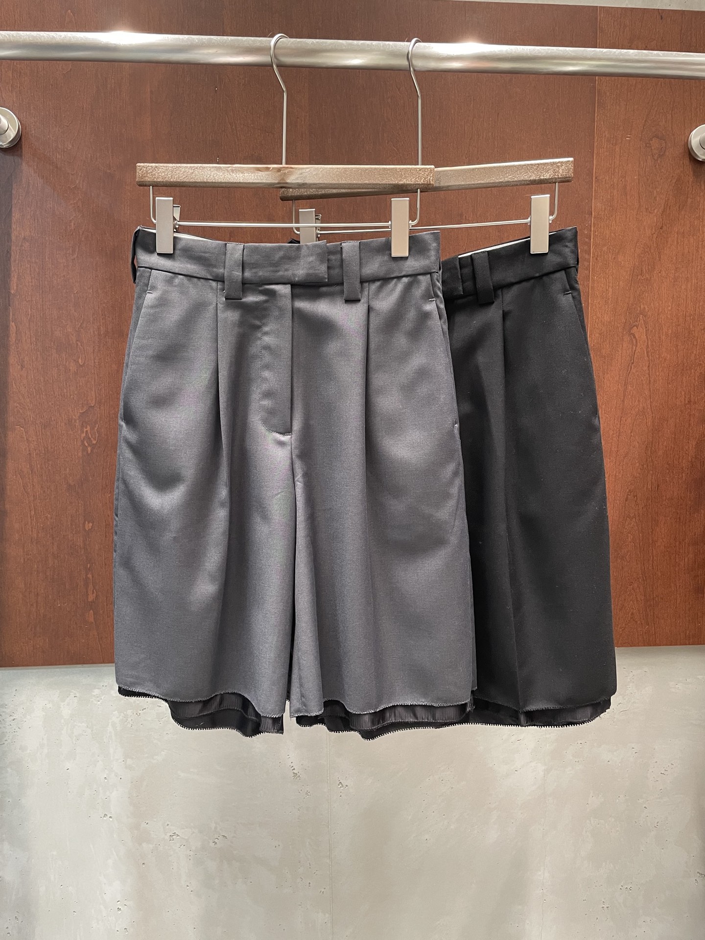 NO:790569,the ro* 2026 spring and summer new mid-pants, fake two-piece design, fashionable and minimalist, two colors and three sizes, sml real photos,,19860909the ro* 2026春夏新款中裤 假两件设计 时髦极简 两色三码 sml 实拍图,,,Women's clothing