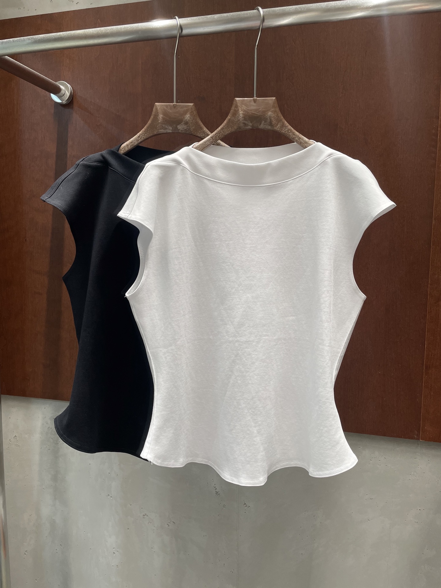 NO:791222,alai* 2026 spring and summer new flying sleeve T-shirt, slim fit, black and white, sml p real shot,,alaia,tees,t-shirt,19860909alai* 2026春夏新款飞袖T恤 修身版型 黑色白色 sml p实拍图,,alaia,tees，t-shirt,,Women's clothing