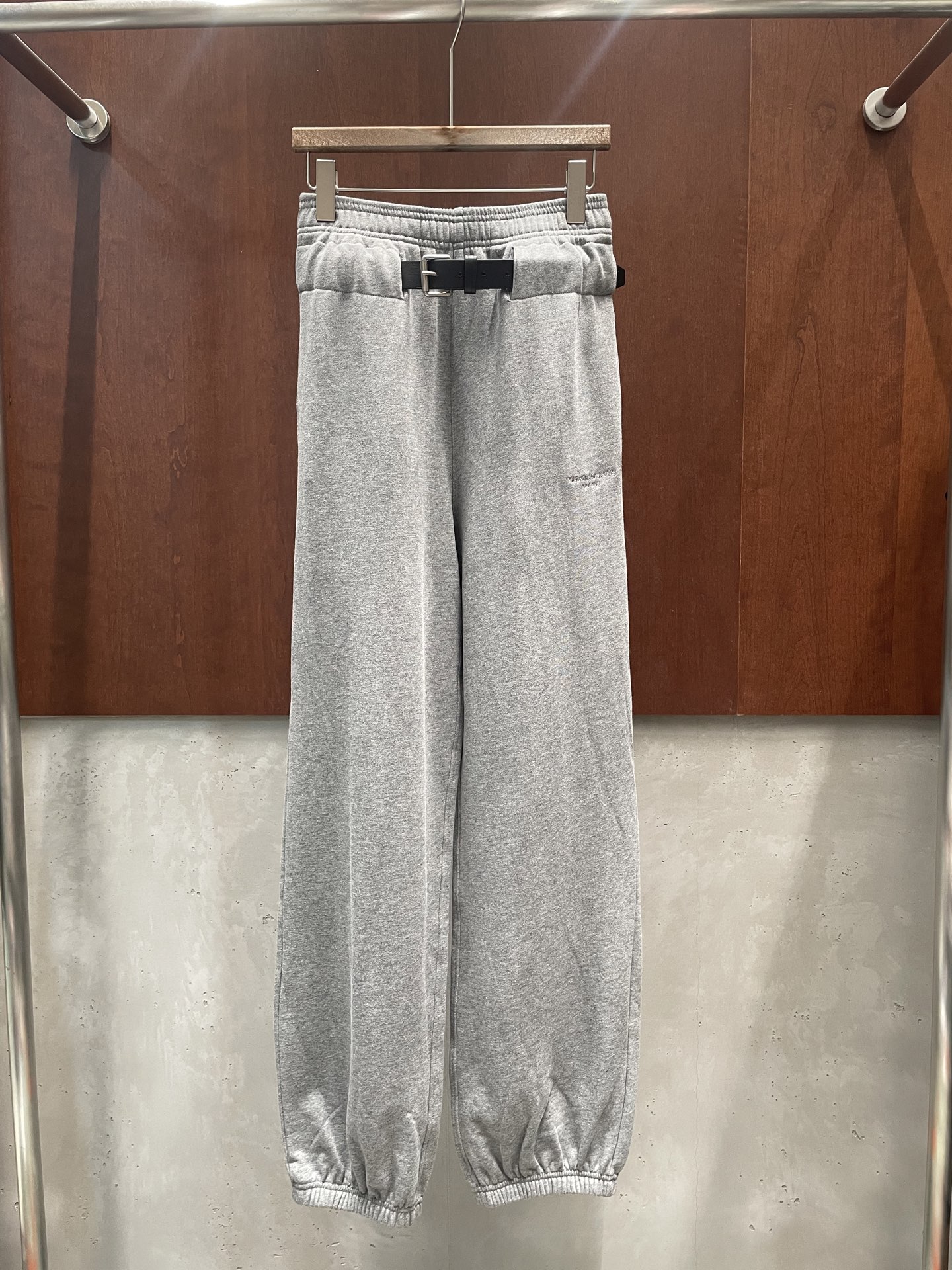NO:791226,wang26ss belt sweatpants bring comfort and authority to your body. Cool design. The king is here again with a surprise. sml real photos,,alexander wang,19860909wang26ss 皮带卫裤 把舒适和权威穿上身 很酷的设计 大王又来带了惊喜 sml 实拍图,,alexander wang,,Women's clothing