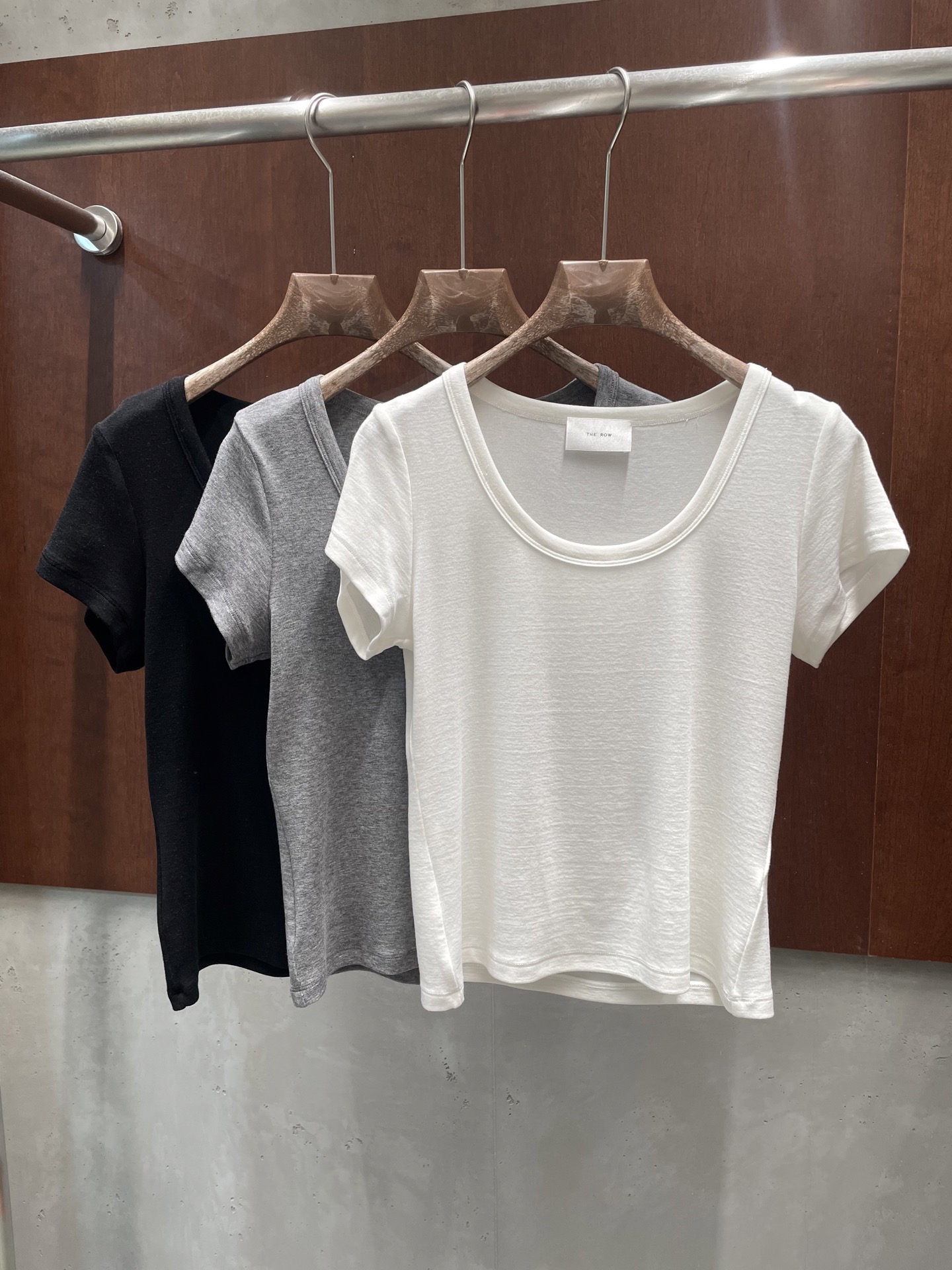 NO:791750,the ro* 2026 spring and summer new T-shirt, large U-neck design, slim and versatile, three colors and three sizes, sml real photos, tees, t-shirt,19860909the ro* 2026春夏新款T恤 大U领设计 显瘦百搭 三色三码 sml 实拍图,,tees，t-shirt,,Women's clothing