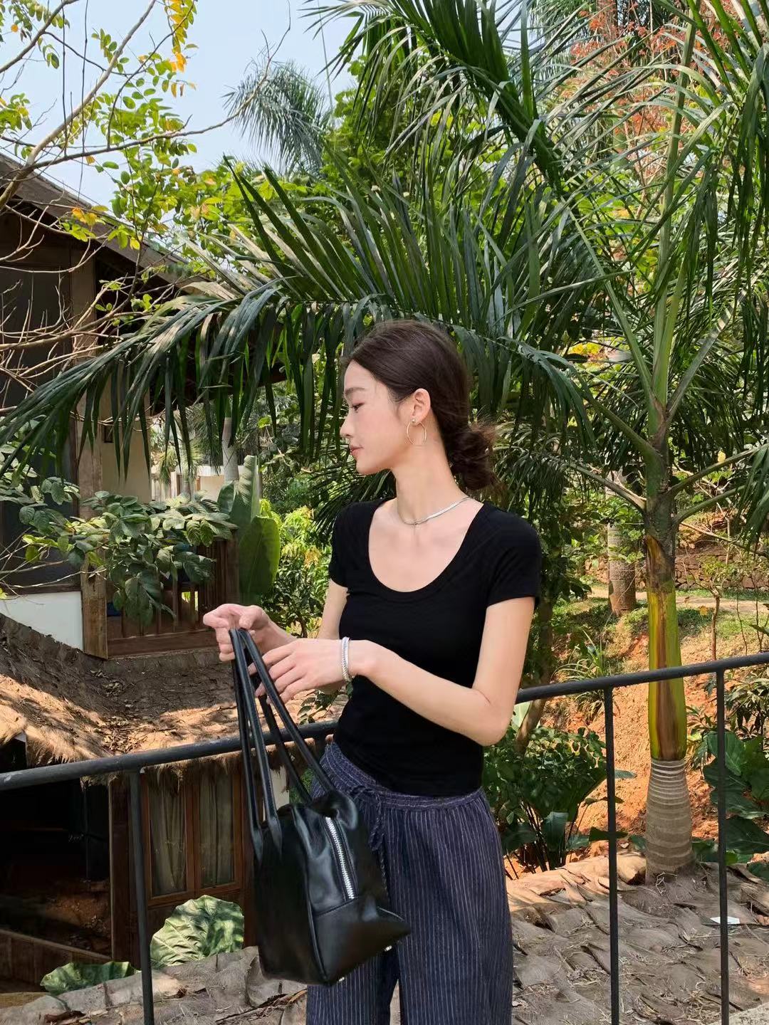 NO:791723,the ro* 2026 spring and summer new T-shirt, large U-neck design, slim and versatile, three colors and three sizes, sml p,,tees,t-shirt,19860909the ro* 2026春夏新款T恤 大U领设计 显瘦百搭 三色三码 sml p,,tees，t-shirt,,Women's clothing