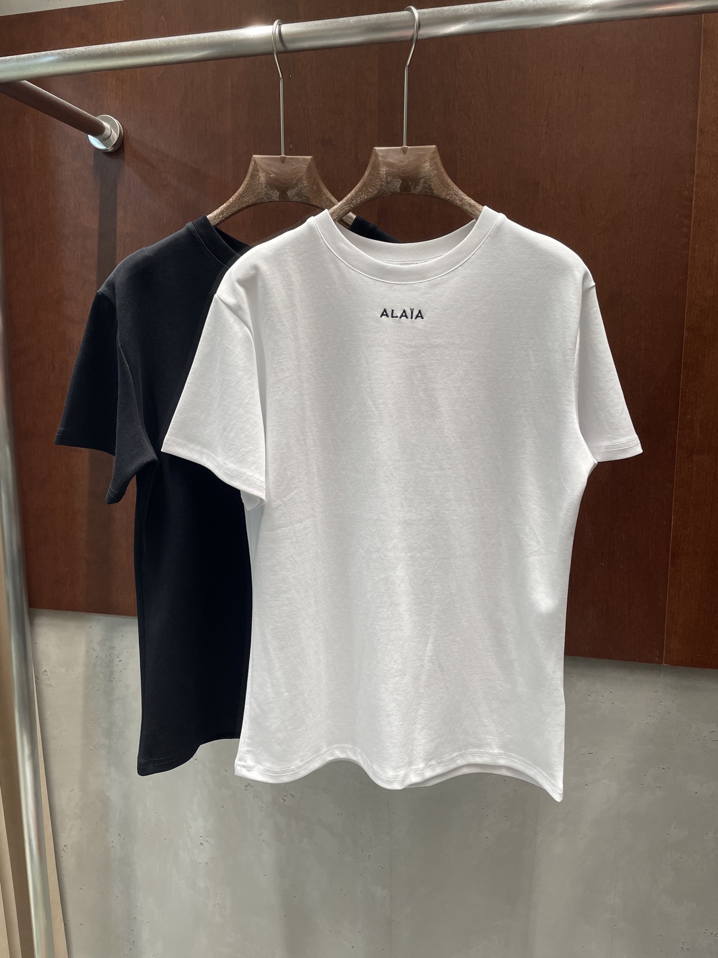 NO:792212,alaia 2026 spring and summer new T-shirt basic hot style embroidered logo black white sml real shot pictures, alaia, tees, t-shirt,19860909alaia 2026 春夏新款T恤 基础爆款 刺绣logo 黑色白色 sml 实拍图,,alaia,tees，t-shirt,,Women's clothing