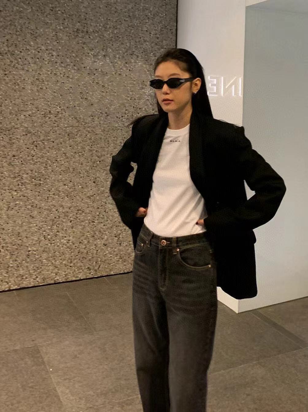 NO:792215,alaia 2026 spring and summer new T-shirt basic hot style embroidered logo black and white sml,,alaia,tees,t-shirt,19860909alaia 2026 春夏新款T恤 基础爆款 刺绣logo 黑色白色 sml,,alaia,tees，t-shirt,,Women's clothing