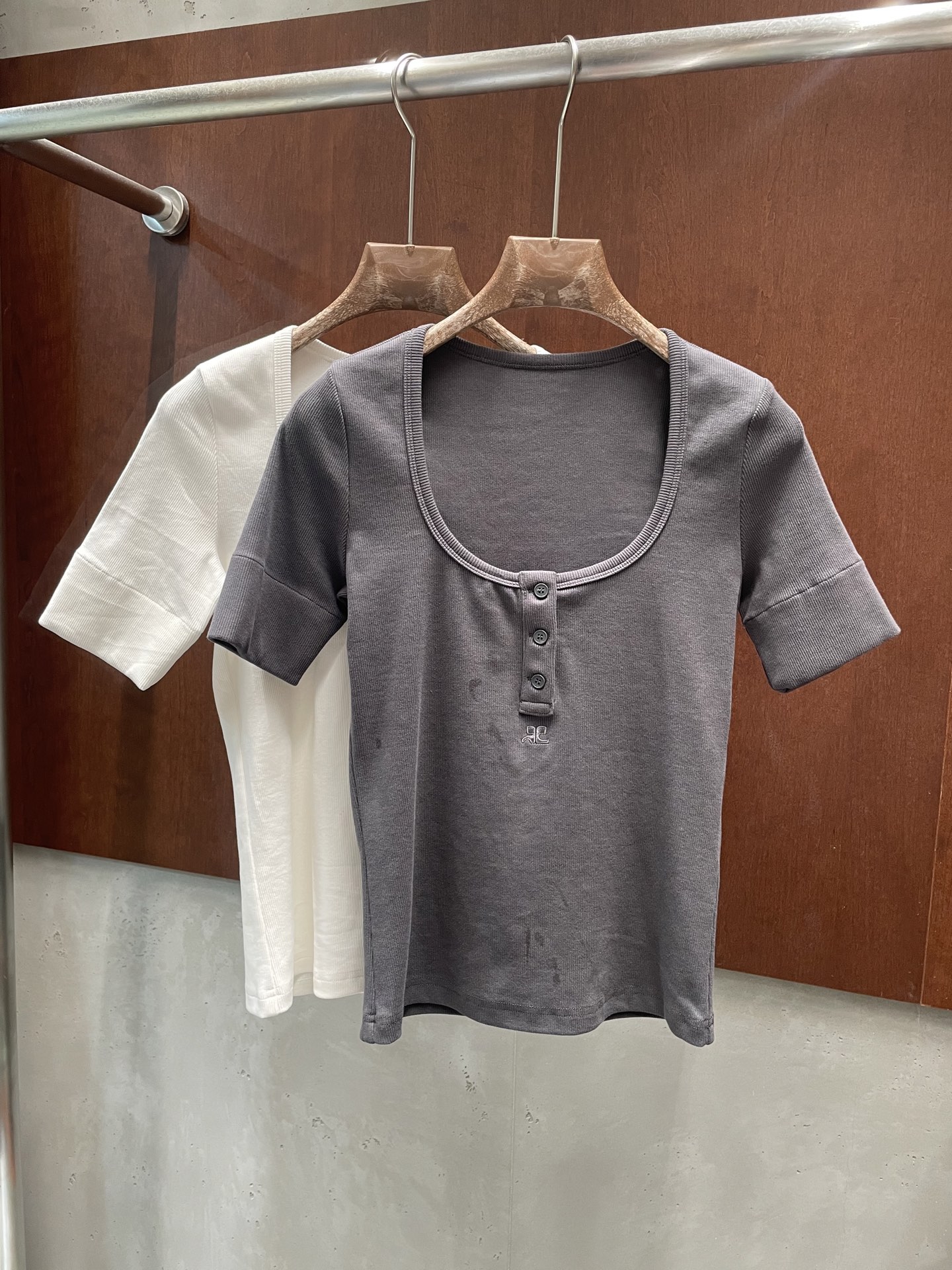 NO:792764,courr*26ss U-neck short-sleeved, simple and elegant, the upper body is fashionable, two-color sml, real photos,, T-shirt,19860909courr*26ss U领短袖 简约大方 上身即时髦 两色sml 实拍图,,T-shirt,,Women's clothing