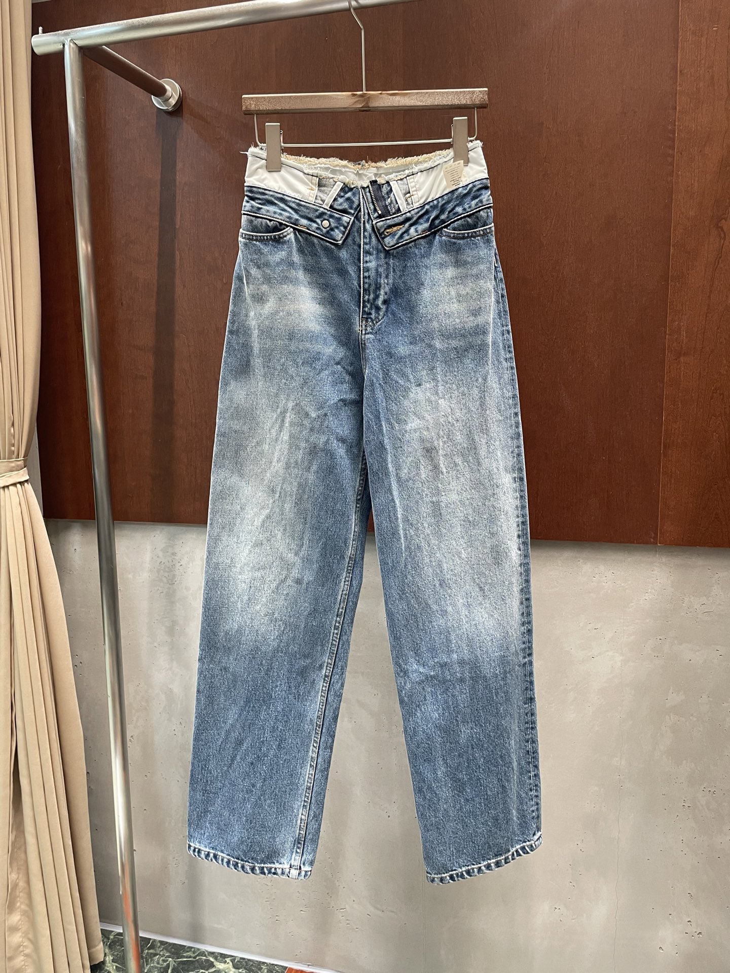 NO:792768,mm6 26ss Irregular formation, fake cuffing at the waist, fabric splicing, jeans with a killer shape, sml real photos, masion margiela, jeans,19860909mm6 26ss 不规则开阵 腰部假性翻边撞布拼接 裤型大杀四方的牛仔裤 sml实拍图,,masion margiela,jeans,,Women's clothing