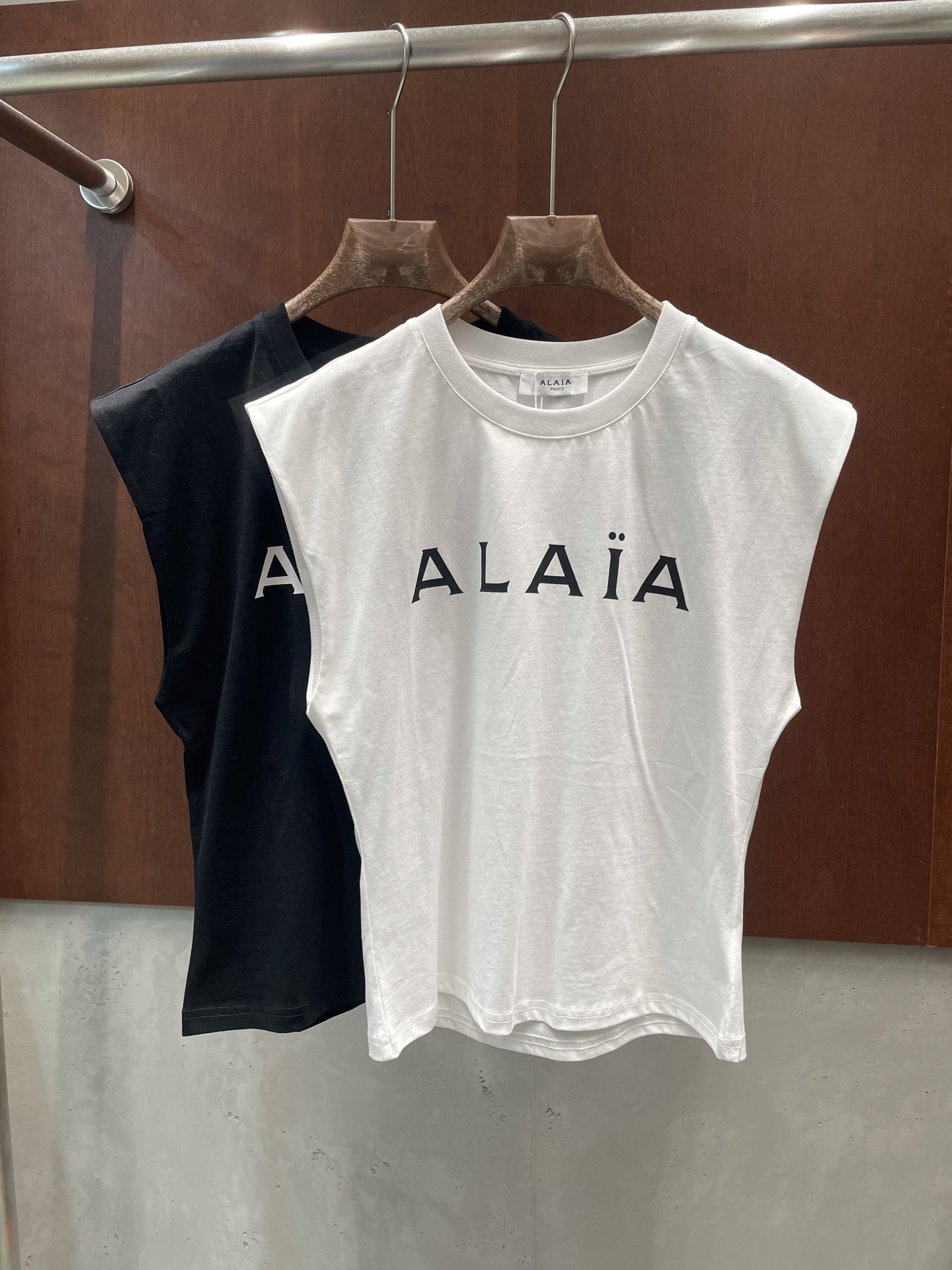 NO:793777,alai* 2026 spring and summer sleeveless T-shirt, classic return, easy to wear, basic and fashionable, universal style, black and white sml, real photos, alaia, tees, t-shirt,19860909alai* 2026春夏无袖T恤 经典回归 好穿基础又时髦 万能款式 黑色白色sml 实拍图,,alaia,tees，t-shirt,,Women's clothing