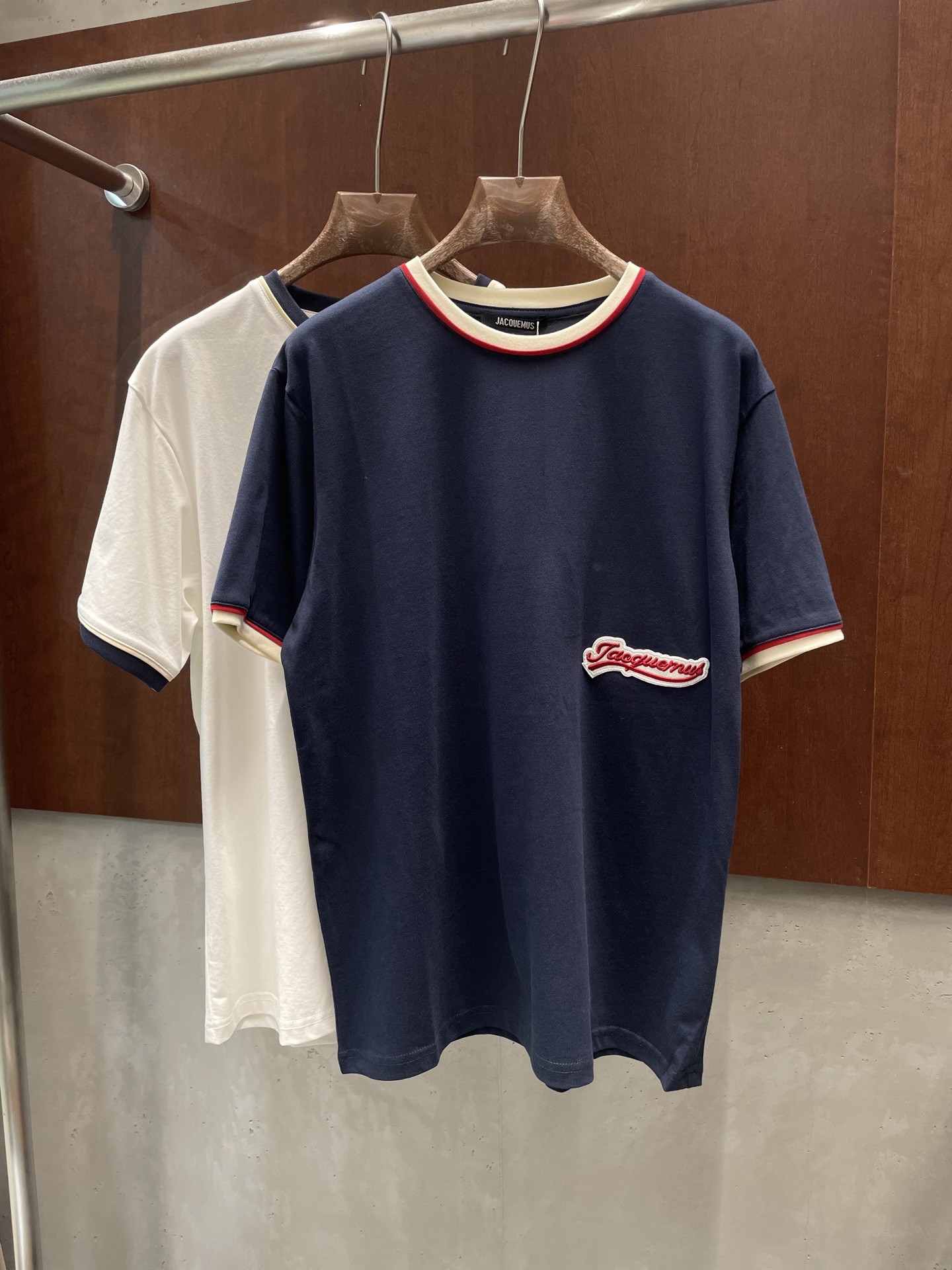 NO:795694,jacquemu* 2026 spring and summer new T-shirt, contrasting logo design, two colors and three codes, sml real shot,,tees,t-shirt,19860909jacquemu* 2026春夏新款T恤 撞色徽标设计 两色三码 sml 实拍图,,tees，t-shirt,,Women's clothing