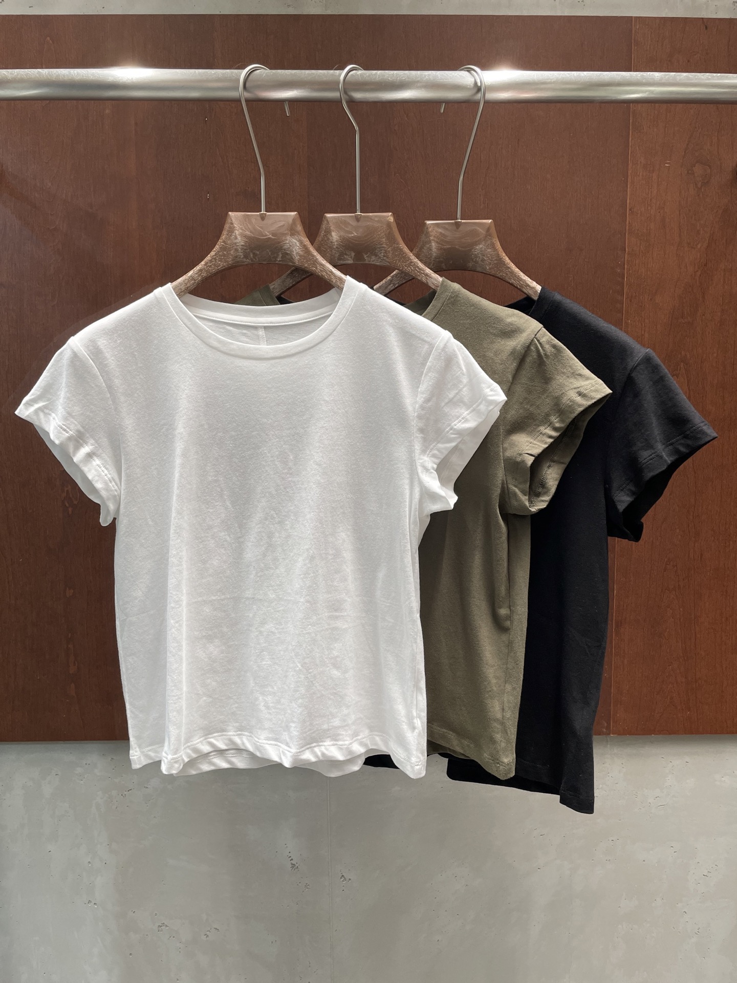 NO:795696,the ro* 2026 new T-shirt, short style, flying sleeve design, classic and versatile style, three colors and three codes, sml p real shot,, tees, t-shirt,19860909the ro* 2026 新款T恤 小短款 飞袖设计 经典百搭款 三色三码sml p实拍图,,tees，t-shirt,,Women's clothing