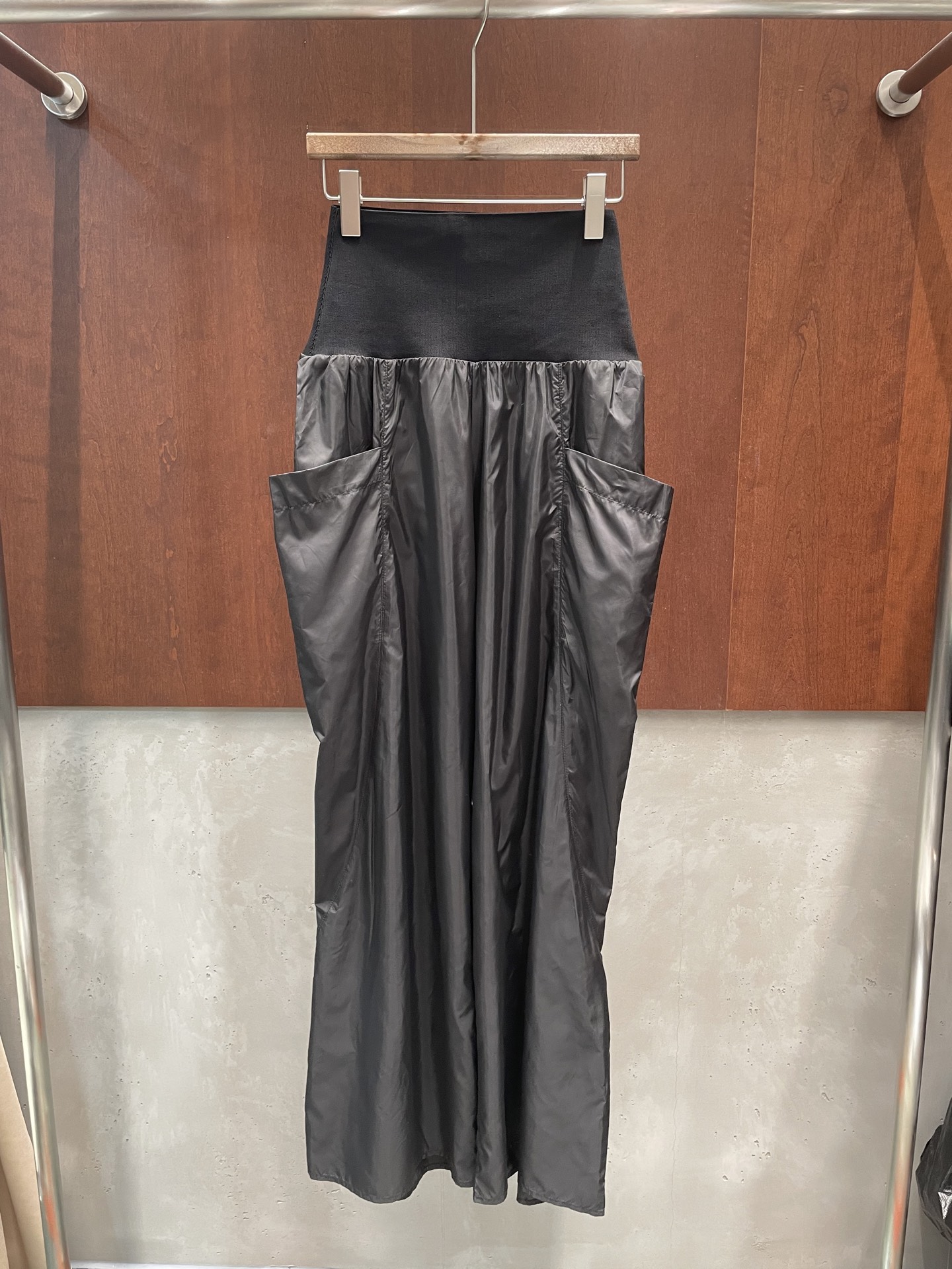 NO:796799,alaia26ss waistband nylon pants, light and comfortable, fashionable and architectural, casual and stylish pants, sml p real photos,,alaia,19860909alaia26ss 腰封尼龙裤 轻盈而舒适地时髦建筑感 休闲而洋气的神裤 sml p实拍图,,alaia,,Women's clothing