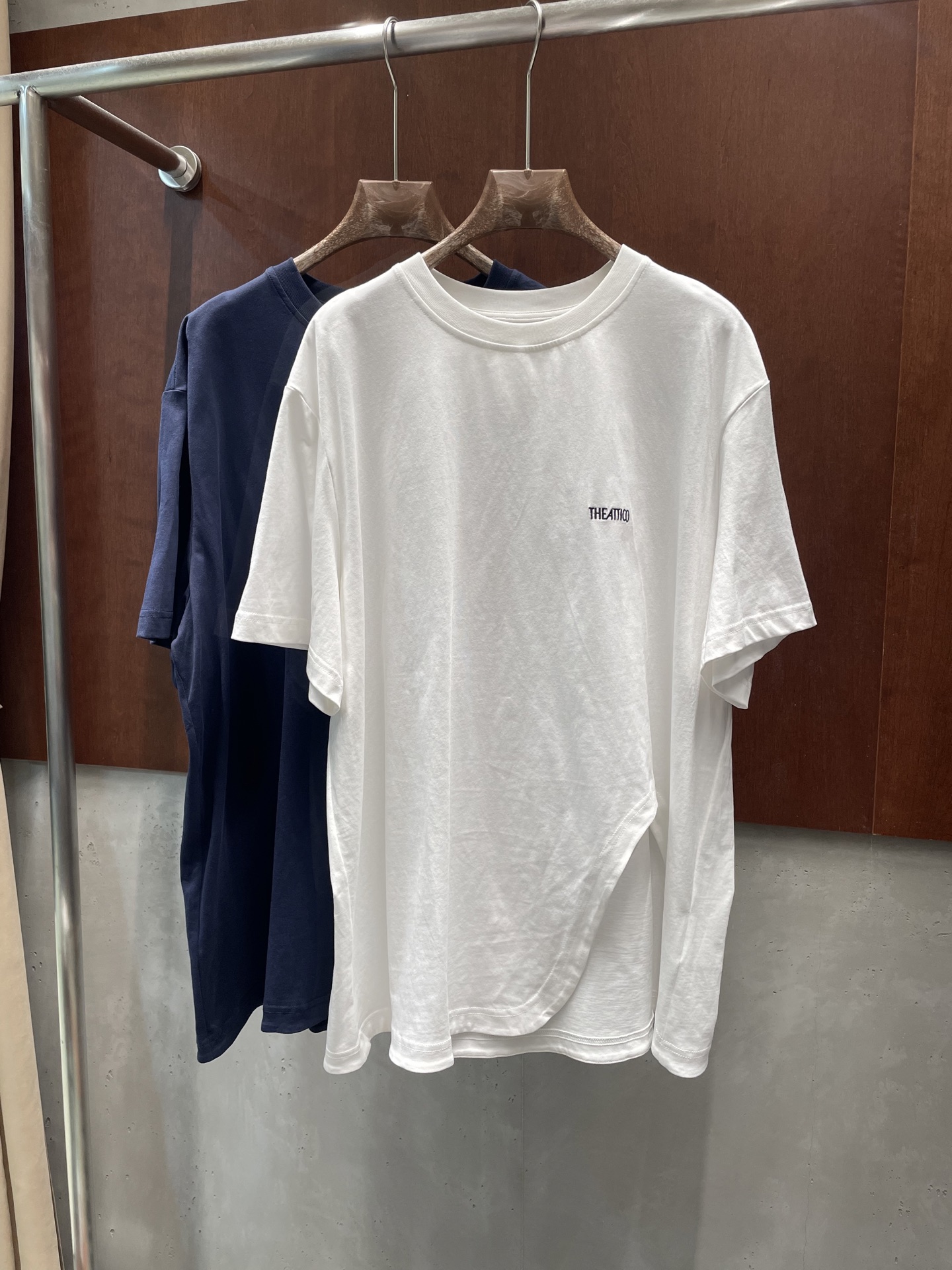 NO:796211,The Attico26ss Irregular loose T-shirt geometric structure Super loose lazy fashion spirit Two-color SML real photos,,19860909The Attico26ss 不规则宽松体恤几何结构 超宽松的懒人时髦精神 两色sml 实拍图,,,Women's clothing
