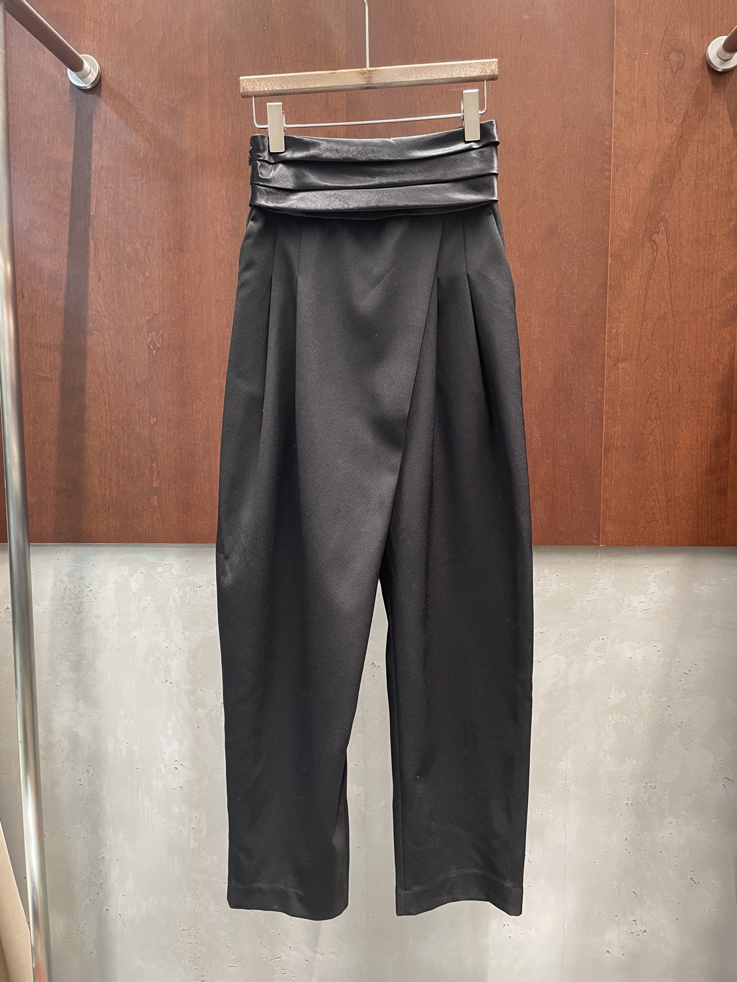 NO:796802,alaia26sa Swallowtail waistband trousers, dress-like high-quality wear, high waistline and elongated trousers, geometric pleat processing, beautifying the waistline and hip line, reappearing the magic trousers, sml real photos,,alaia,19860909alaia26sa 燕尾腰封裤 礼服式高质感穿搭 高腰线拉长裤型 几何褶皱处理 美化腰线臀部线条 神裤再现 sml 实拍图,,alaia,,Women's clothing