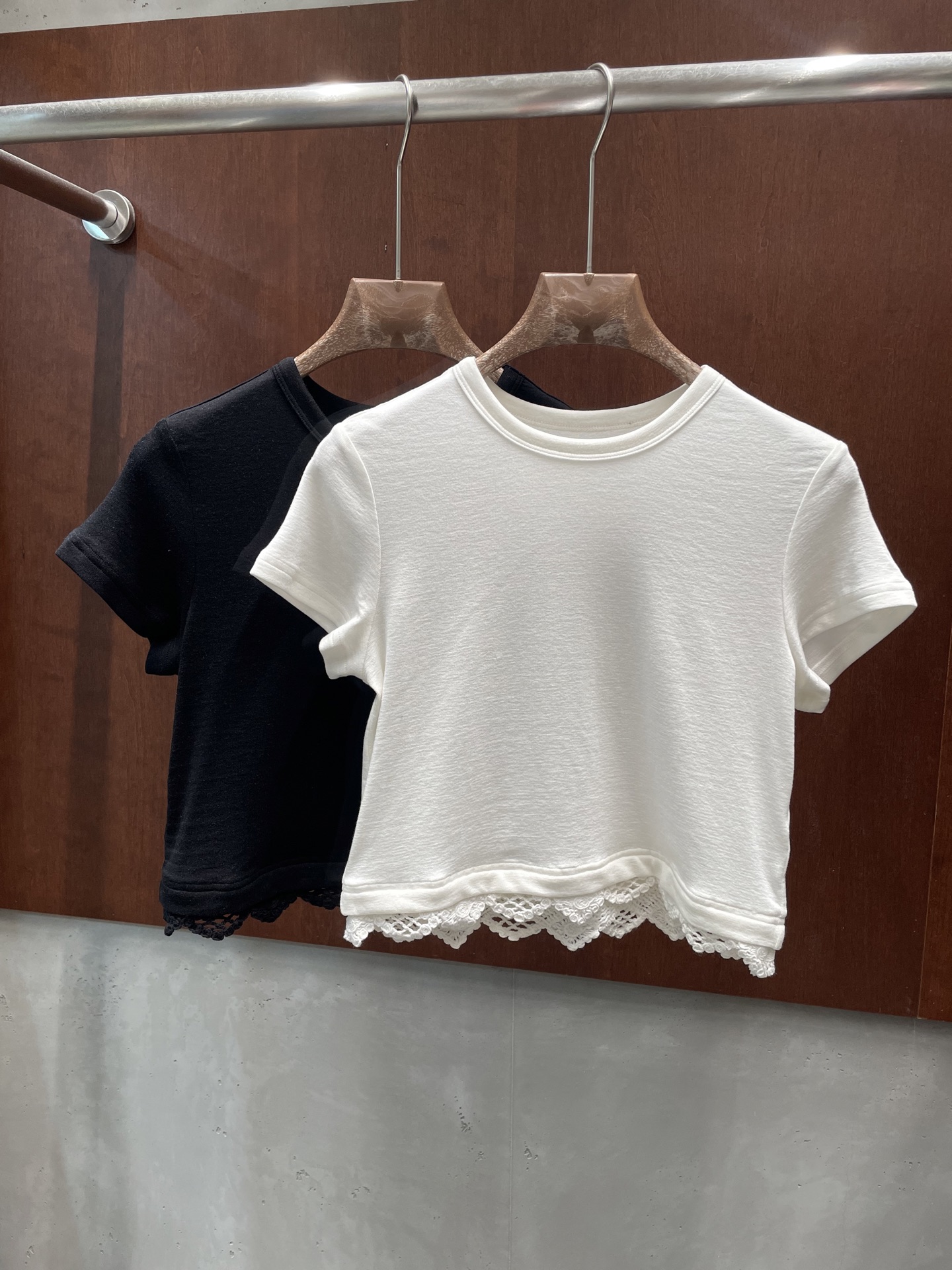 NO:796779,Magda Butrym 26ss hand-crocheted T-shirt. A new concept in the art of knitting. The layering of fabrics presents more layers and visual effects. Two-color SML real photos.19860909Magda Butrym 26ss 手工钩花体恤 编制艺术的新概念 面料的叠搭 呈现出更多的层次和视觉效果 两色sml 实拍图,,,Women's clothing