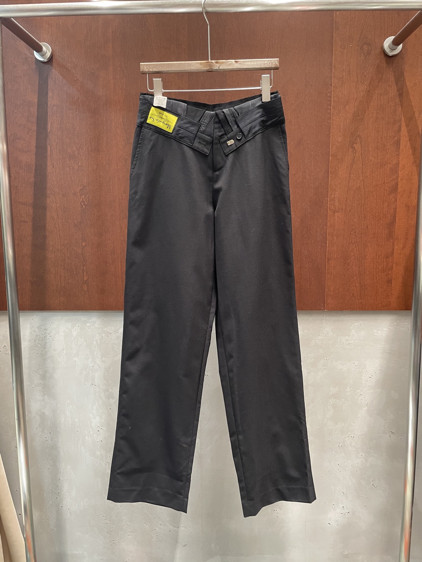 NO:797282,mm6 26ss turn-up trousers with two layers of staggered feeling. Use design to convey fashionable sml real photos, masion margiela,19860909mm6 26ss 翻腰西裤 两层错落感 用设计传达时髦sml 实拍图,,masion margiela,,Women's clothing