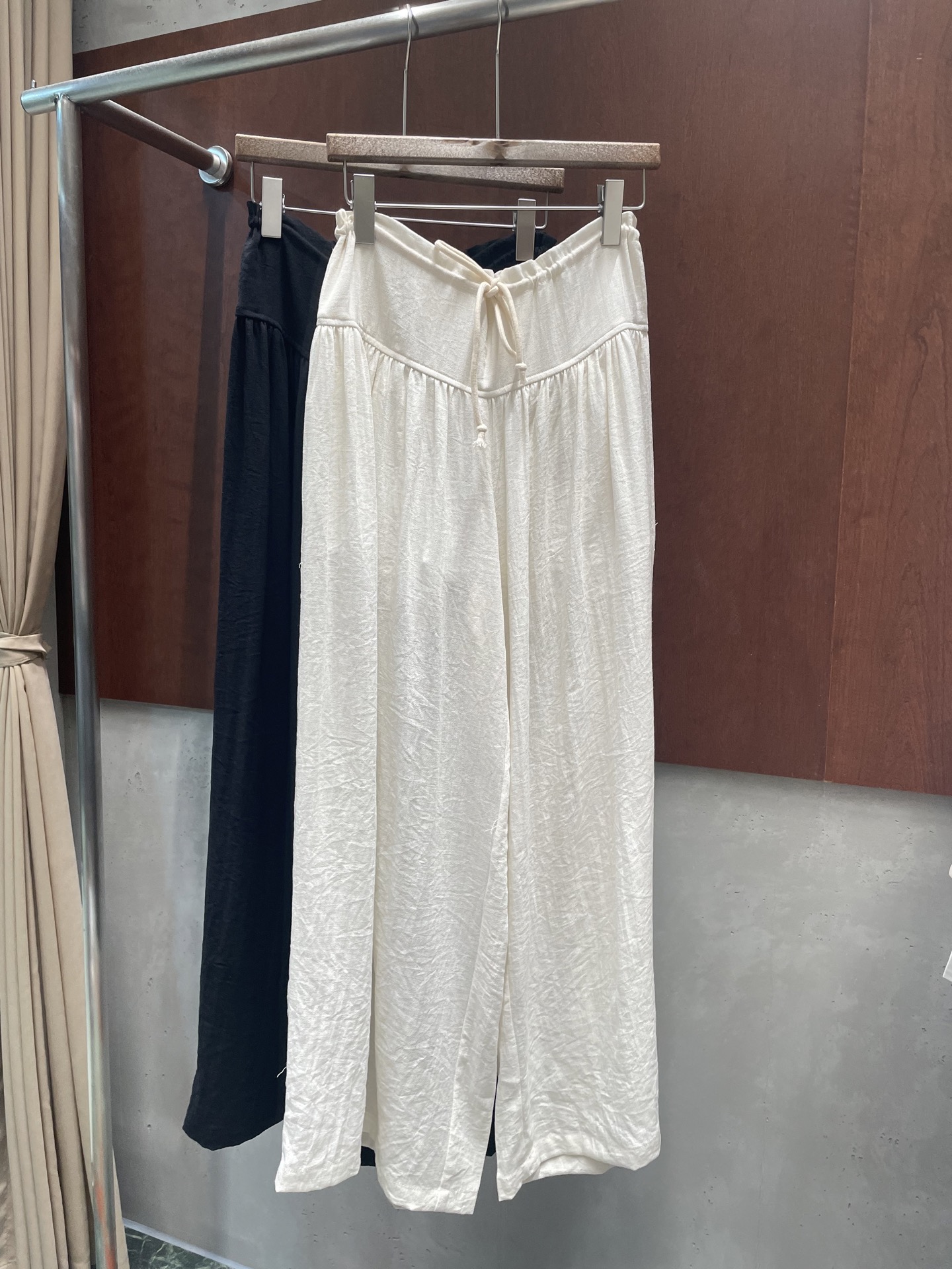 NO:798499,the ro* 2026 spring and summer new pleated skirt pants. Relaxed, fashionable and special style. Hot style. Two colors and three sizes. sml real photos,,skirts,19860909the ro* 2026春夏新款百褶裙裤 松弛时髦又特别的款 爆款哦 两色三码 sml 实拍图,,skirts,,Women's clothing