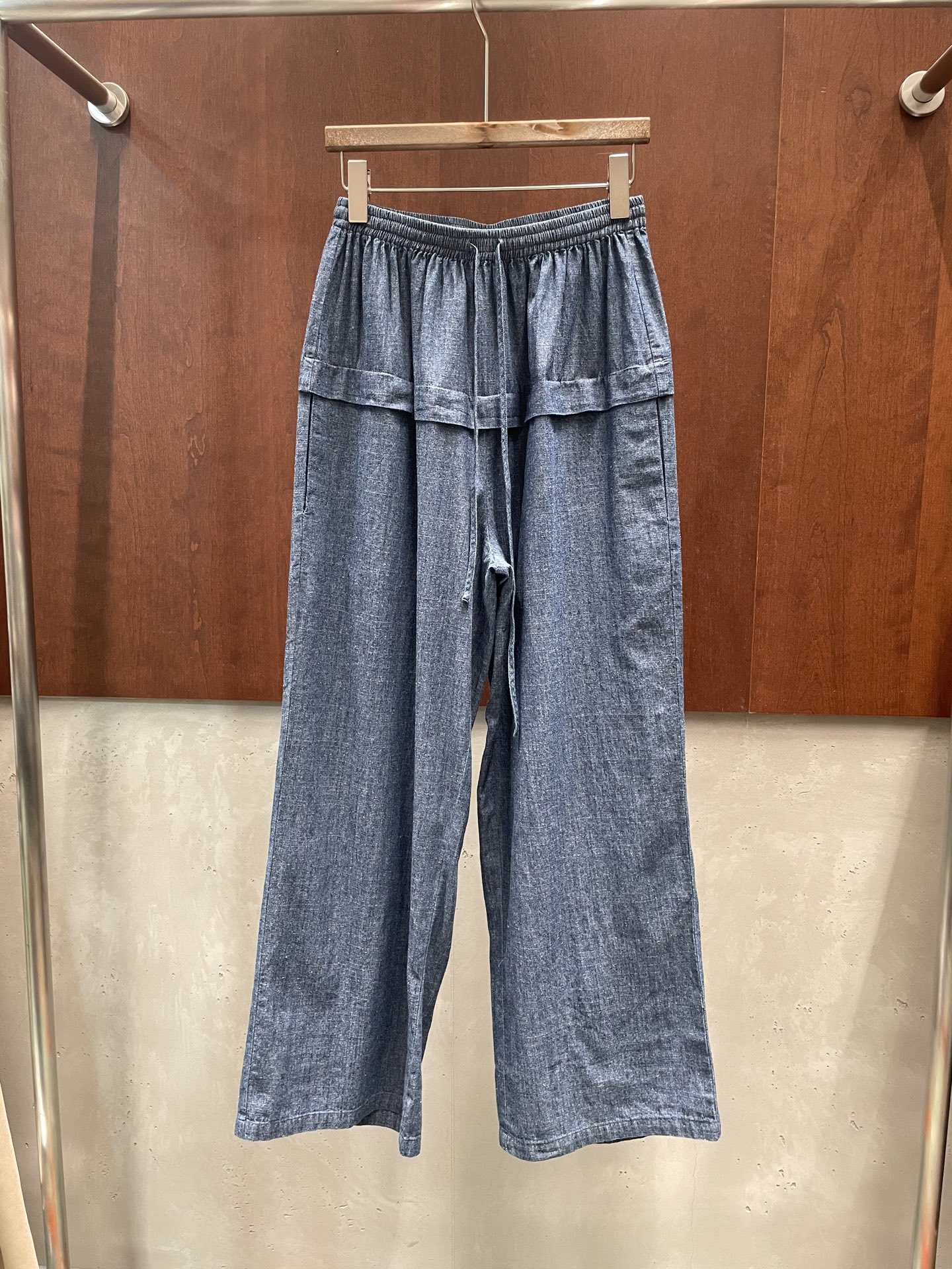 NO:798501,alaia 26ss thin double-sided jeans. Lightweight, soft and comfortable denim. Double-layer skirt design for waist and hips. Simple and beautiful sml real photos,,alaia,skirts,jeans,19860909alaia 26ss 轻薄双边牛仔裤 轻量化柔和舒适的牛仔 腰围臀围双层裙边设计 简美系 sml 实拍图,,alaia,skirts,jeans,,Women's clothing