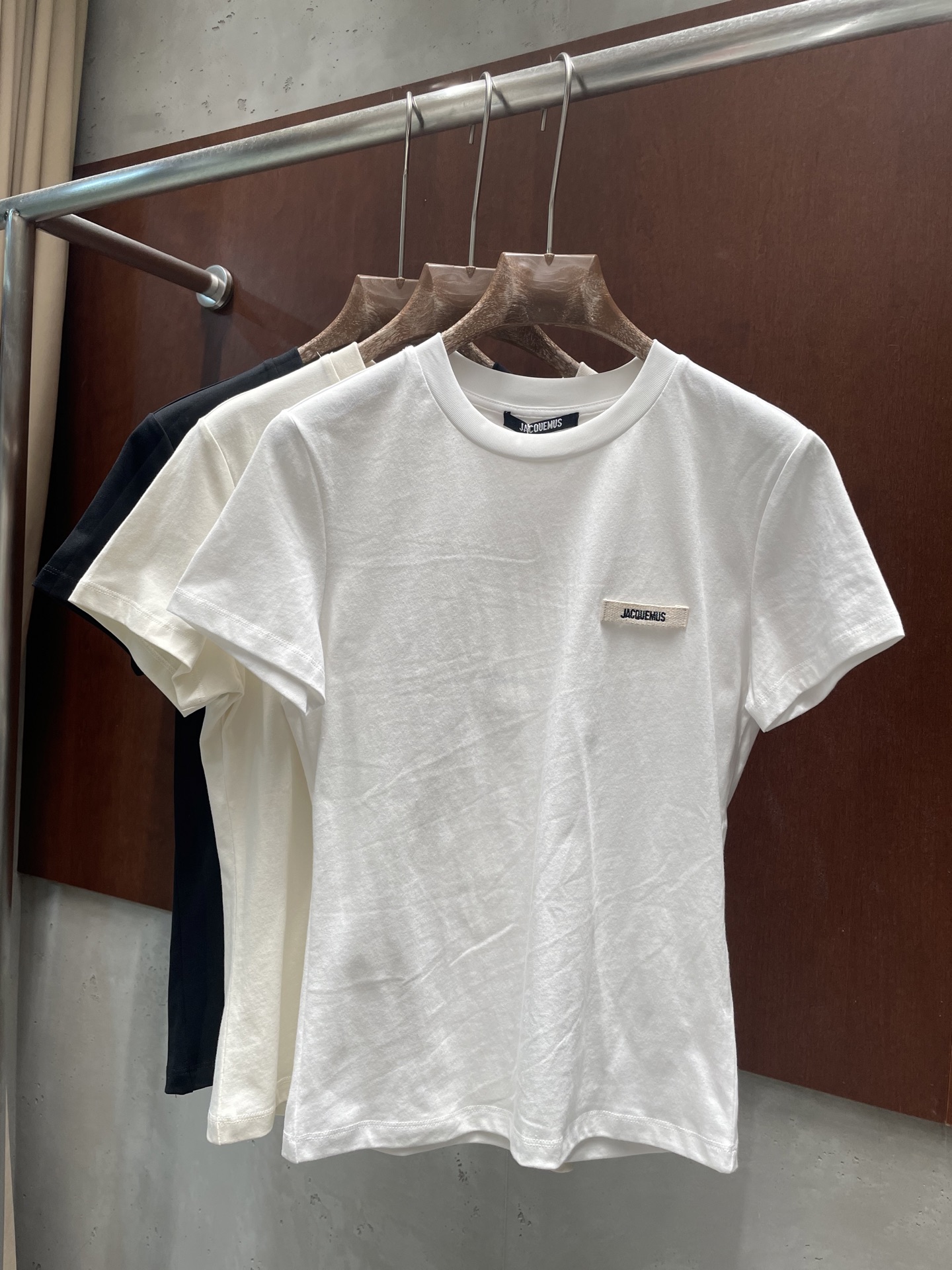 NO:799242,jacquemus 2026 spring and summer new T-shirt, basic small version, webbing logo, three colors and three codes, sml real shot,, tees, t-shirt,19860909jacquemus 2026春夏新款T恤 基础小版型 织带logo徽标 三色三码 sml 实拍图,,tees，t-shirt,,Women's clothing