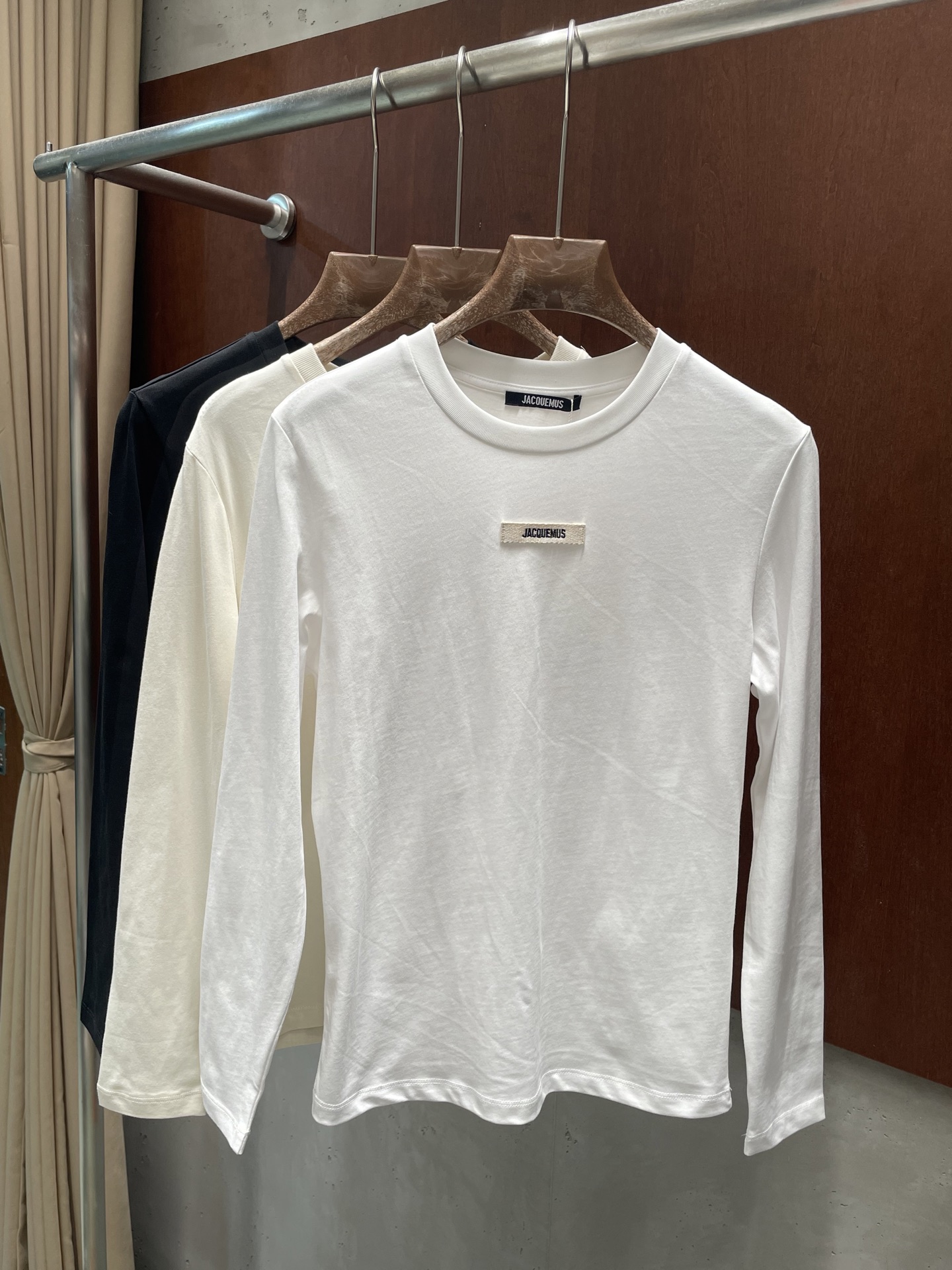 NO:799238,jacquemus 2026 spring and summer new long-sleeved bottoming shirt, basic small version, webbing logo, three colors and three codes, sml real shot,,19860909jacquemus 2026春夏新款长袖打底衫 基础小版型 织带logo徽标 三色三码 sml 实拍图,,,Women's clothing