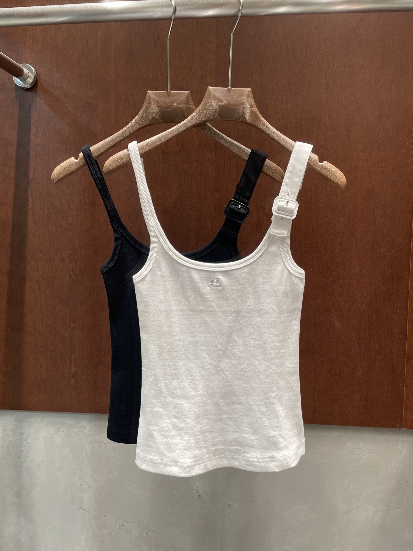 NO:800112,courr*26ss asymmetric vest, shoulder straps with details, hidden sexy, asymmetric thickness, buttonhole design, sporty look, two-color sml, real photos,,19860909courr*26ss 不对称小背心 肩带做了细节 暗藏性感 不对称粗细 扣眼设计运动感穿搭 两色sml 实拍图,,,Women's clothing