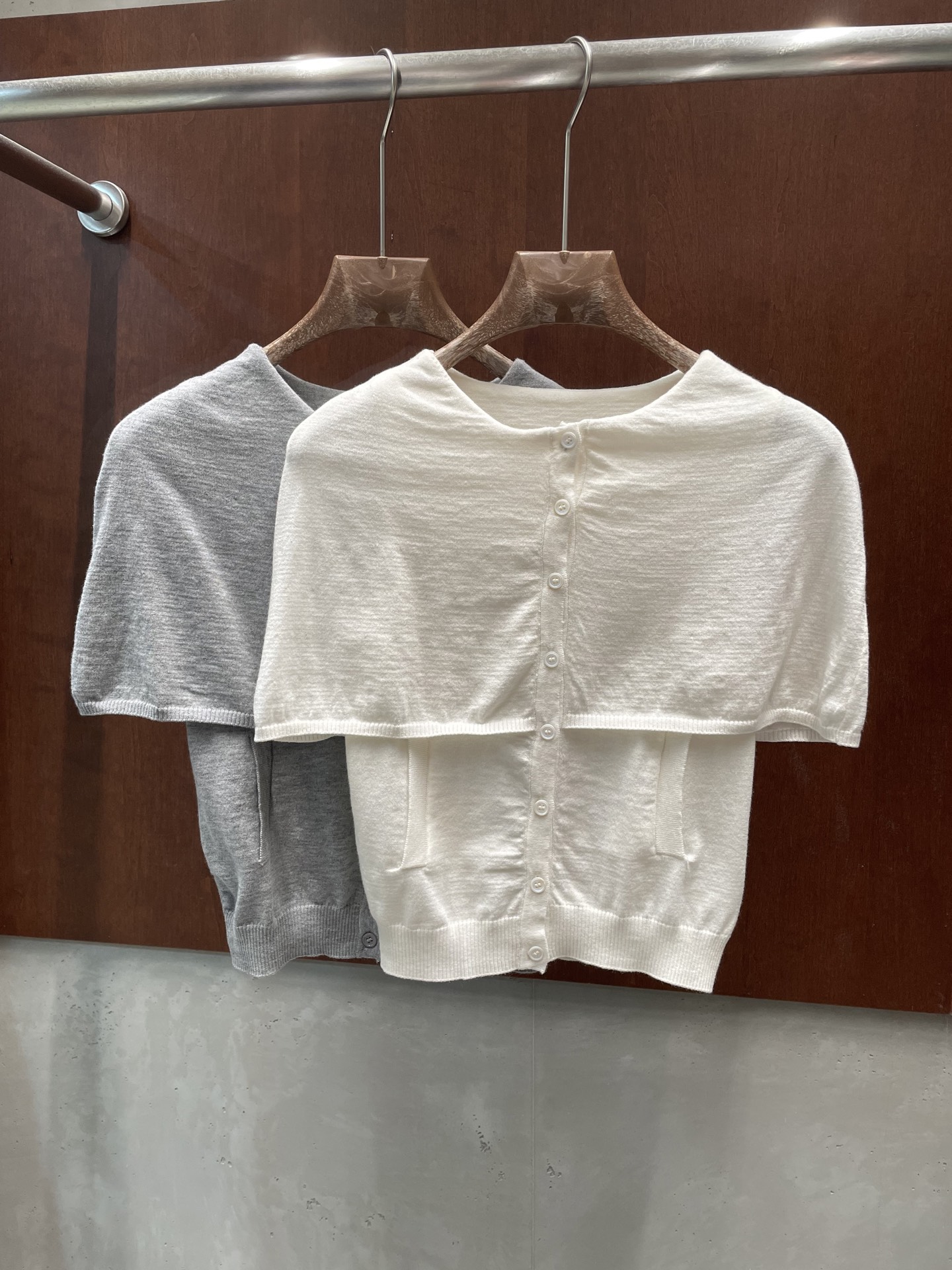 NO:800680,RA 2026 spring and summer new knitted sweater, cloak fake two-piece design, two colors and three sizes, sml p real shot,,19860909RA 2026春夏新款针织衫 斗篷假两件设计 两色三码 sml p实拍图,,,Women's clothing