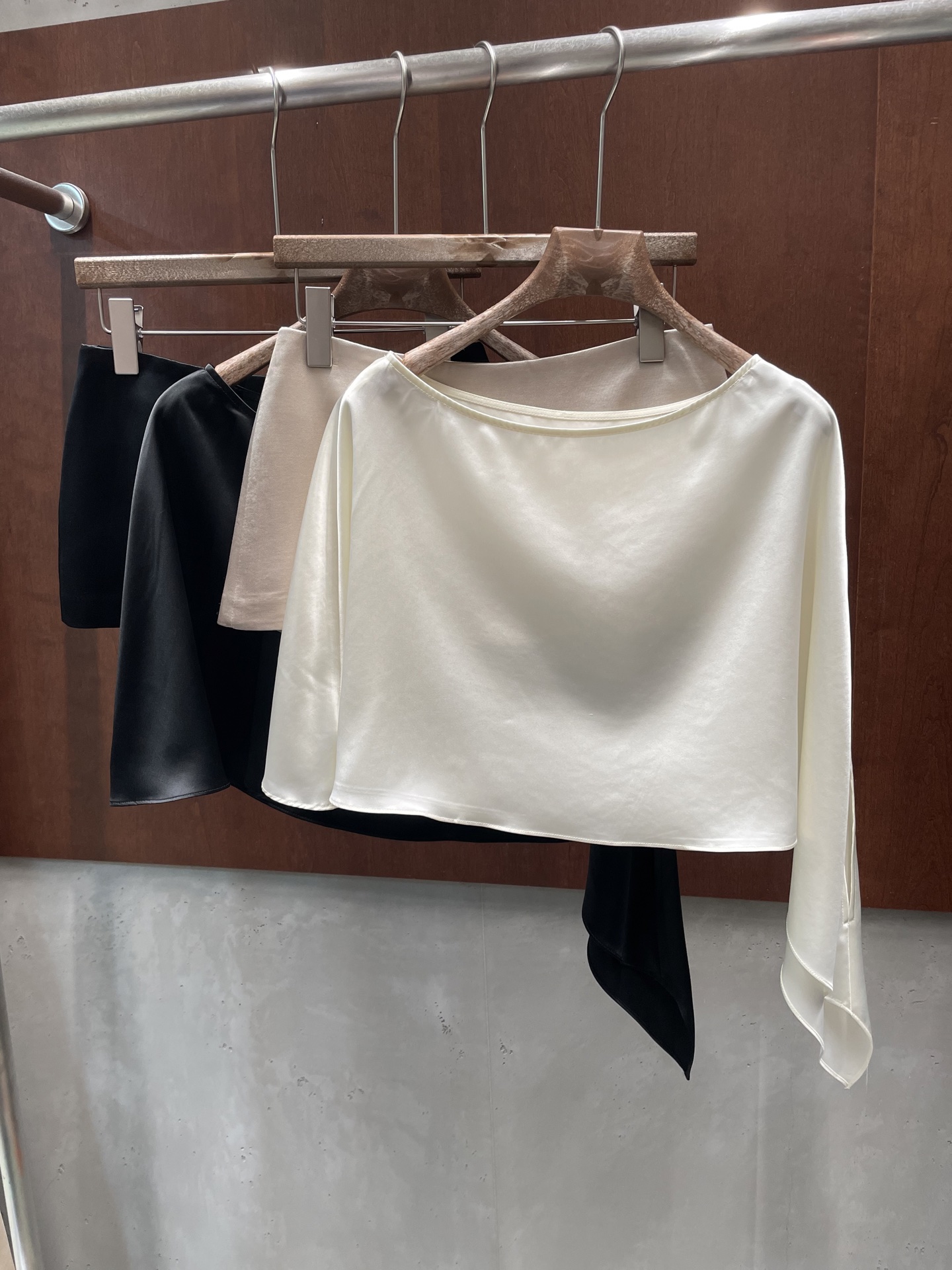 NO:801158,RA 2026 spring and summer new blouse, asymmetrical sloping shoulder design, multiple ways to wear, two colors and three sizes, sml real photos,,19860909RA 2026春夏新款罩衫 不对称斜肩设计 多重穿法 两色三码 sml实拍图,,,Women's clothing