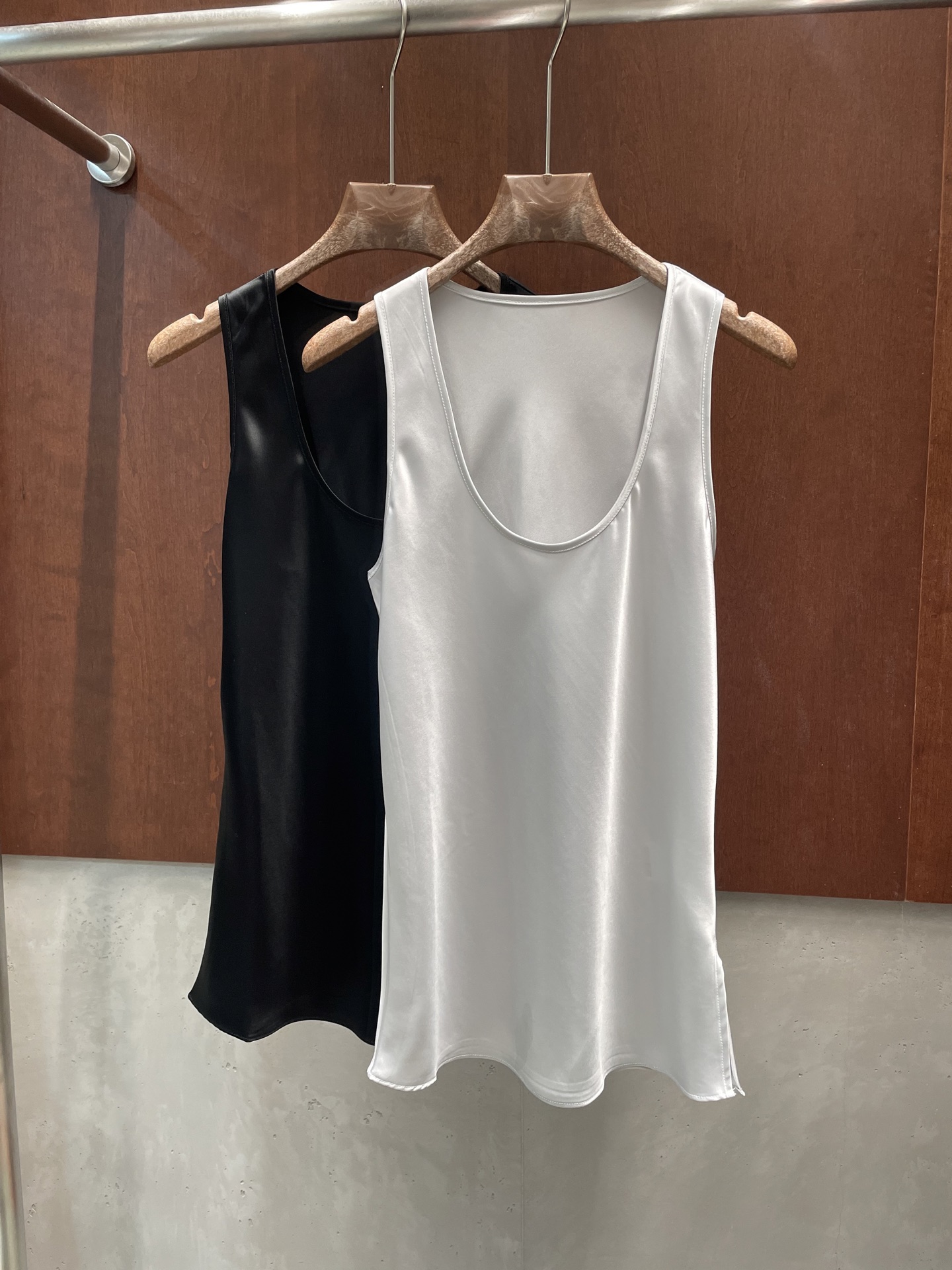 NO:802206,RA 2026 spring and summer new vest, side slit design, acetic acid fabric with full luster and texture, two colors and three sizes, sml real shot,,19860909RA 2026 春夏新款背心 侧开叉设计 醋酸面料光泽质感满满 两色三码 sml实拍图,,,Women's clothing