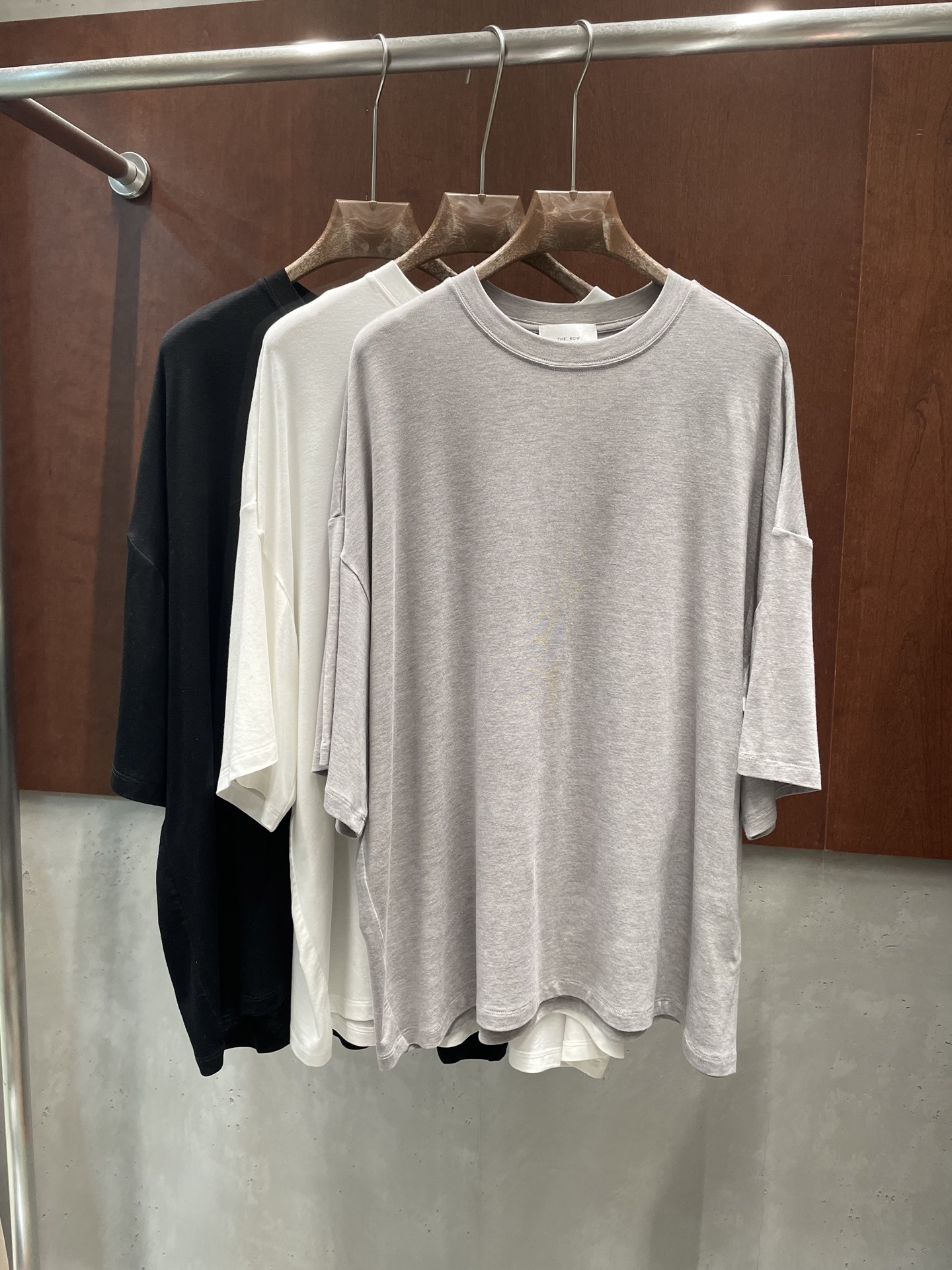 NO:802202,the ro* 2026 spring and summer new loose T-shirt, wool fabric, comfortable and minimalist, three colors and three sizes, sml real photos, tees, t-shirt,19860909the ro* 2026春夏新款宽松T恤 含羊毛面料 舒适极简 三色三码 sml 实拍图,,tees，t-shirt,,Women's clothing