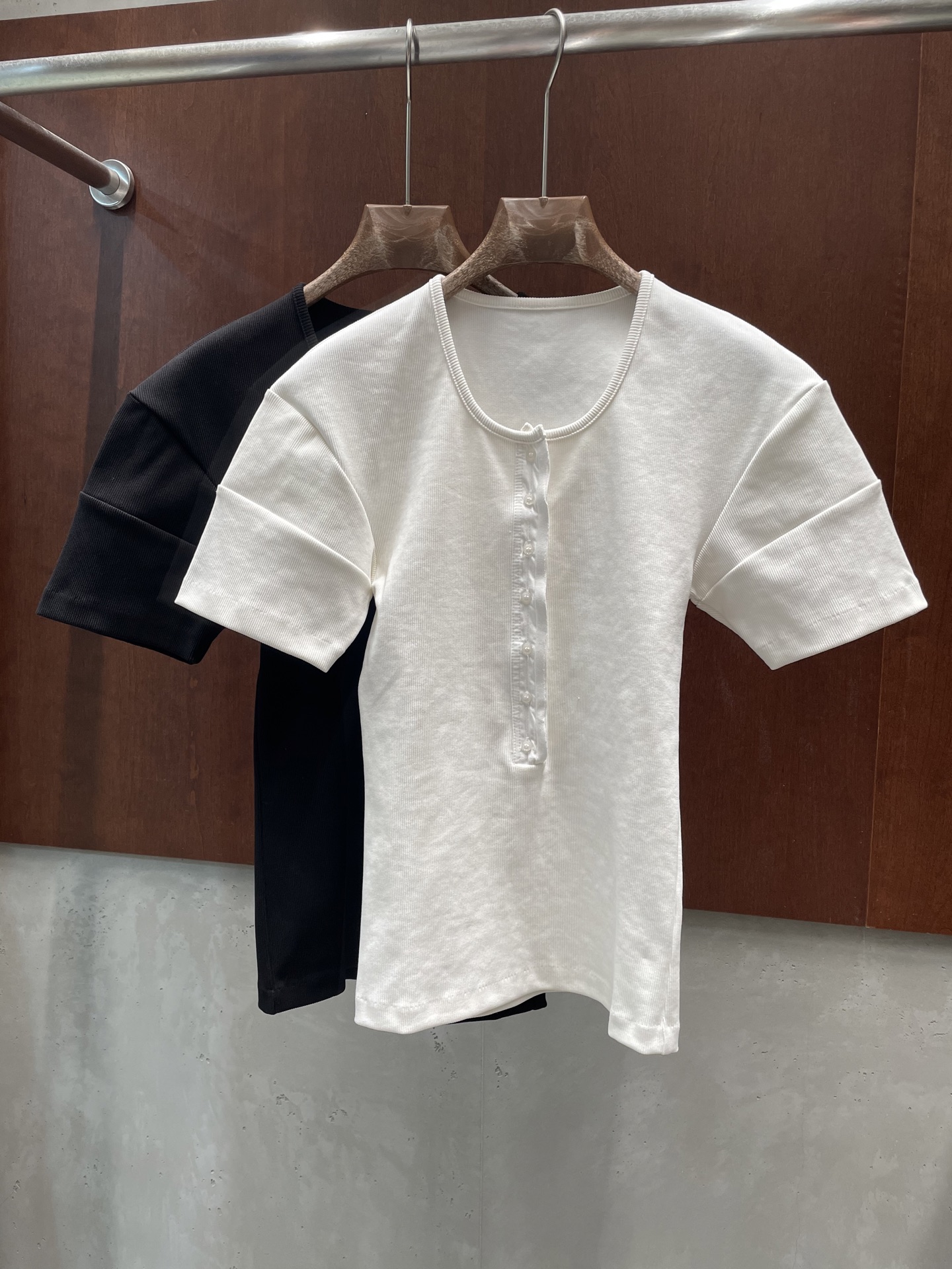 NO:803522,lemair* 2026 Spring and Summer New Henley Collar Short Sleeves Threaded Fabric Two Colors Three Codes 343638 Actual Pictures,,T-shirt,19860909lemair* 2026春夏新款亨利领短袖 螺纹面料 两色三码343638 实拍图,,T-shirt,,Women's clothing