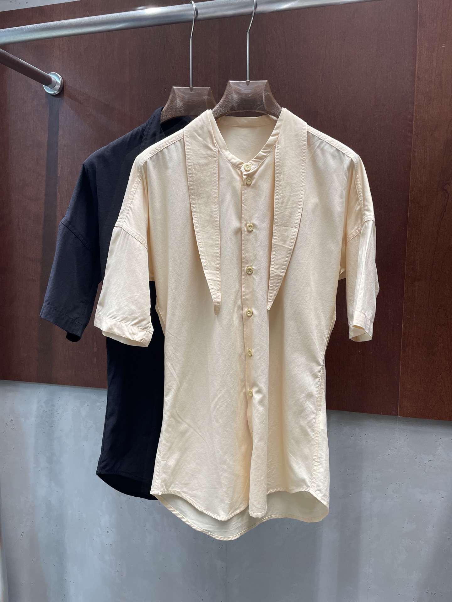 NO:803518,lemair* 2026 spring and summer new short-sleeved shirt, knotted design, cool feeling, two colors and three sizes, 343638 p real shot,, T-shirt,19860909lemair* 2026春夏新款短袖衬衣 打结设计 清冷感 两色三码343638 p实拍图,,T-shirt,,Women's clothing