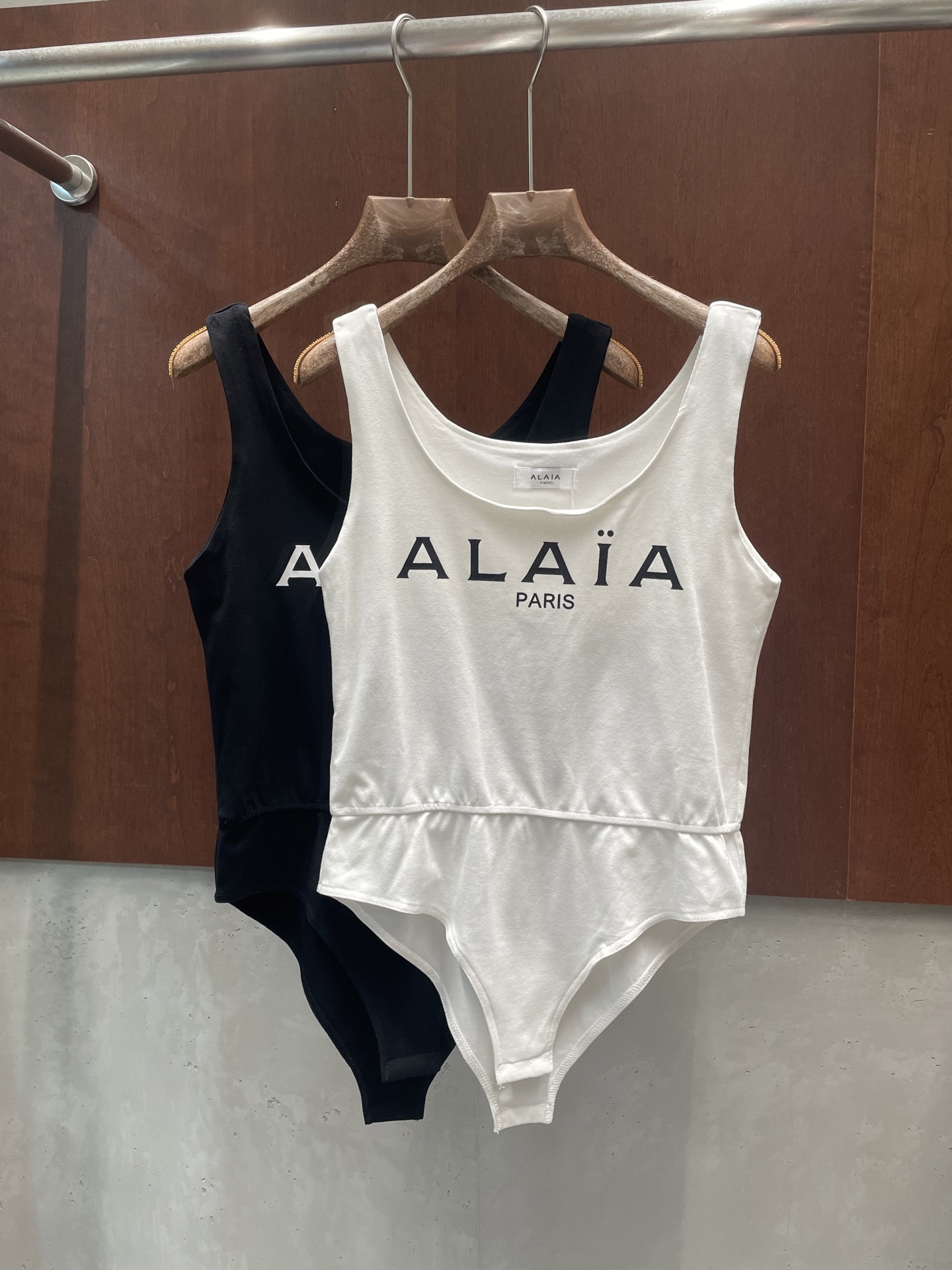 NO:804600,alai* 2026 spring and summer new jumpsuit, fashionable and can be worn alone, black and white sml real photos,,alaia,19860909alai* 2026春夏新款连体衣 时髦内搭单穿都可 黑色白色 sml 实拍图,,alaia,,Women's clothing