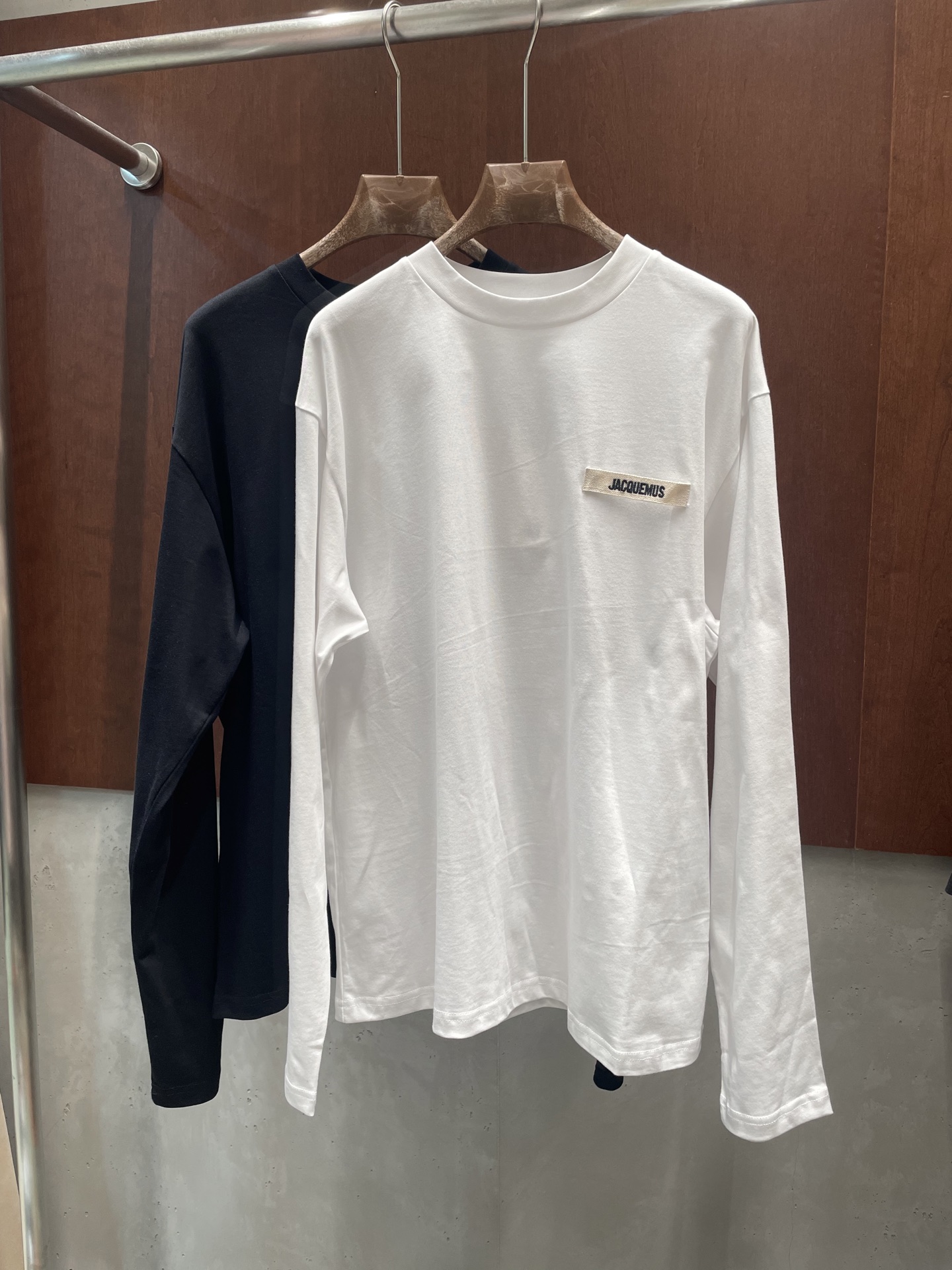 NO:805405,jacquemu* 2026 spring and summer new long-sleeved bottoming shirt, classic logo design, basic and versatile two colors and three codes, sml real shot,,19860909jacquemu* 2026春夏新款长袖打底衫 经典徽标logo设计 基础百搭两色三码 sml 实拍图,,,Women's clothing