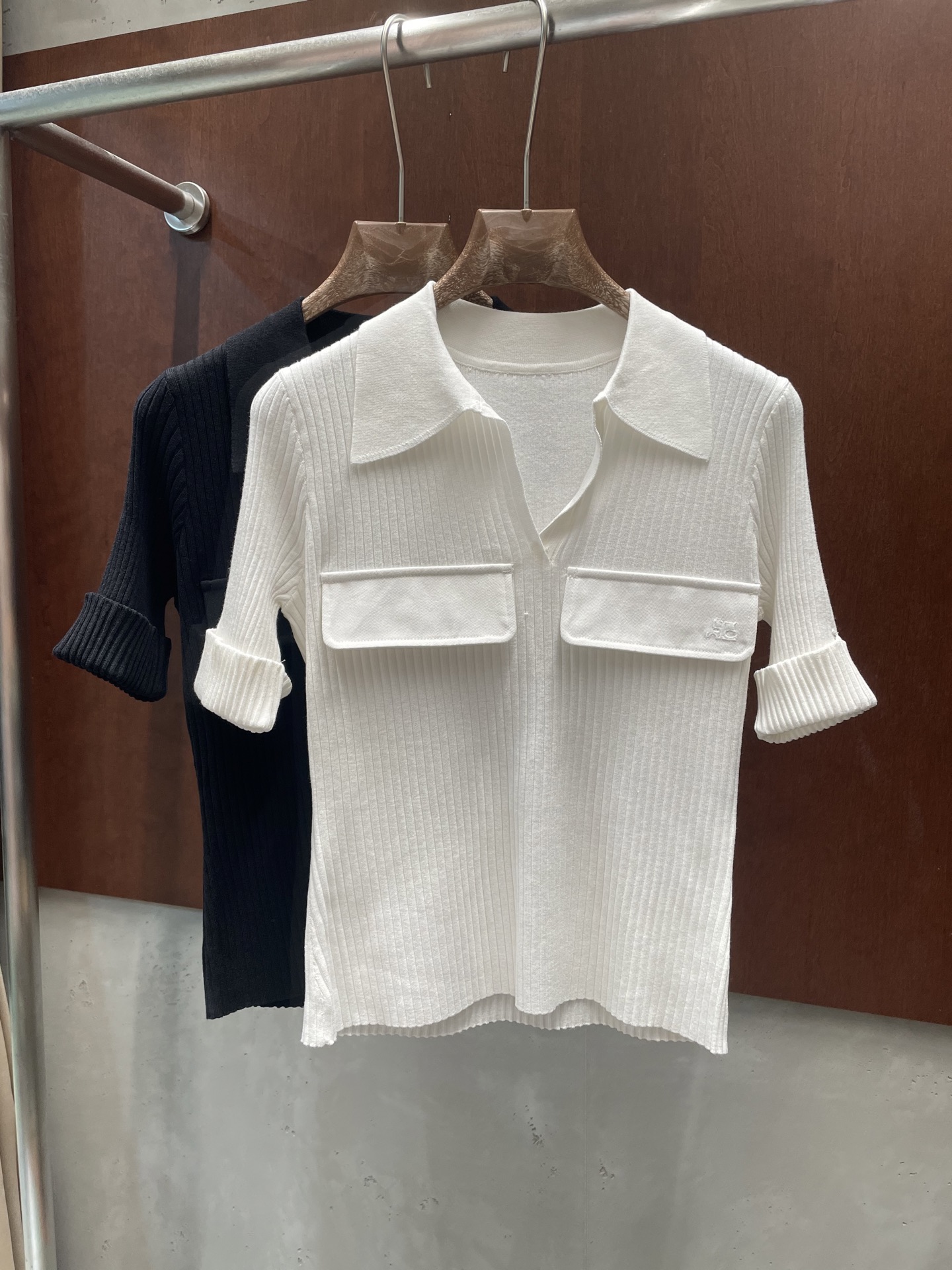 NO:806578,Courrèges 2026 spring and summer new style knitted short-sleeved fashionable and versatile black and white sml real photos, T-shirt,19860909Courrèges古未界 2026春夏新款针织短袖 时髦百搭 黑色白色sml 实拍图,,T-shirt,,Women's clothing