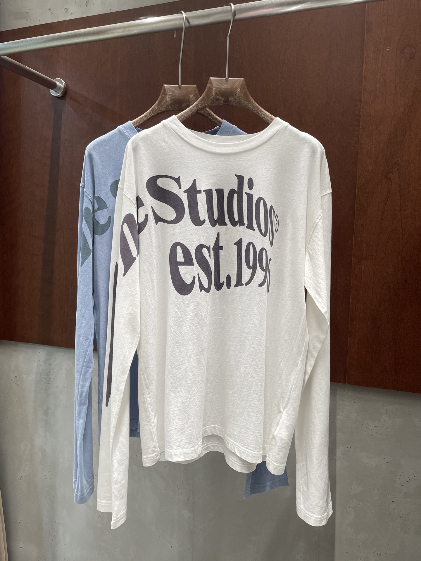NO:807090,acn* 2026 spring and summer new long-sleeved logo graffiti print white blue sml real shot,,19860909acn* 2026春夏新款长袖 logo涂鸦印花 白色蓝色 sml 实拍图,,,Women's clothing