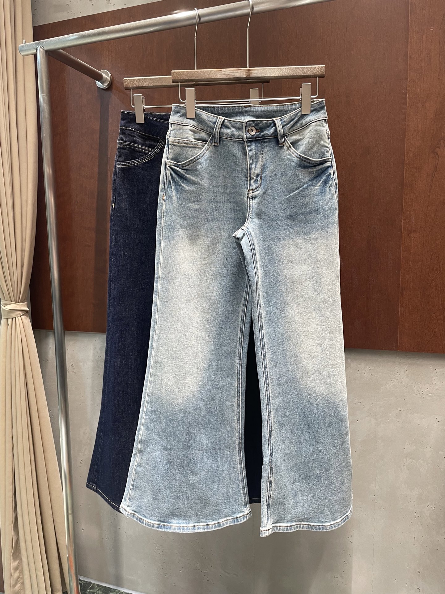 NO:808182,RA 2026 spring and summer new style flared jeans, low waist design, raw cow color, light blue, sml real photos,,jeans,19860909RA 2026春夏新款喇叭牛仔裤 低腰设计 原牛色 浅蓝色 sml 实拍图,,jeans,,Women's clothing