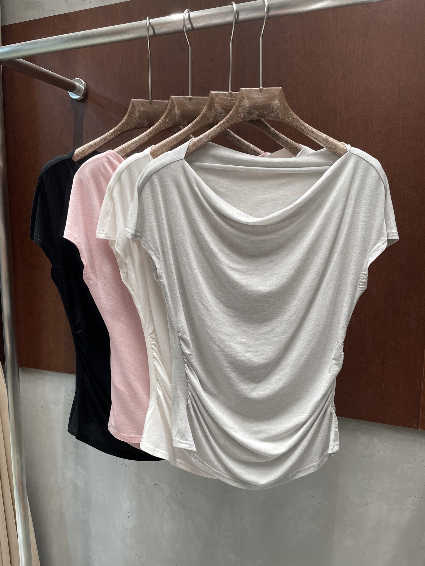 NO:829586,thero* 2026 spring and summer new style slanted shoulder short sleeve Tencel wool fabric feels good, four colors and three sizes, sml p real shot,, T-shirt,19860909the ro* 2026春夏新款斜肩短袖 天丝羊毛面料 手感及佳 四色三码 sml p实拍图,,T-shirt,,Women's clothing