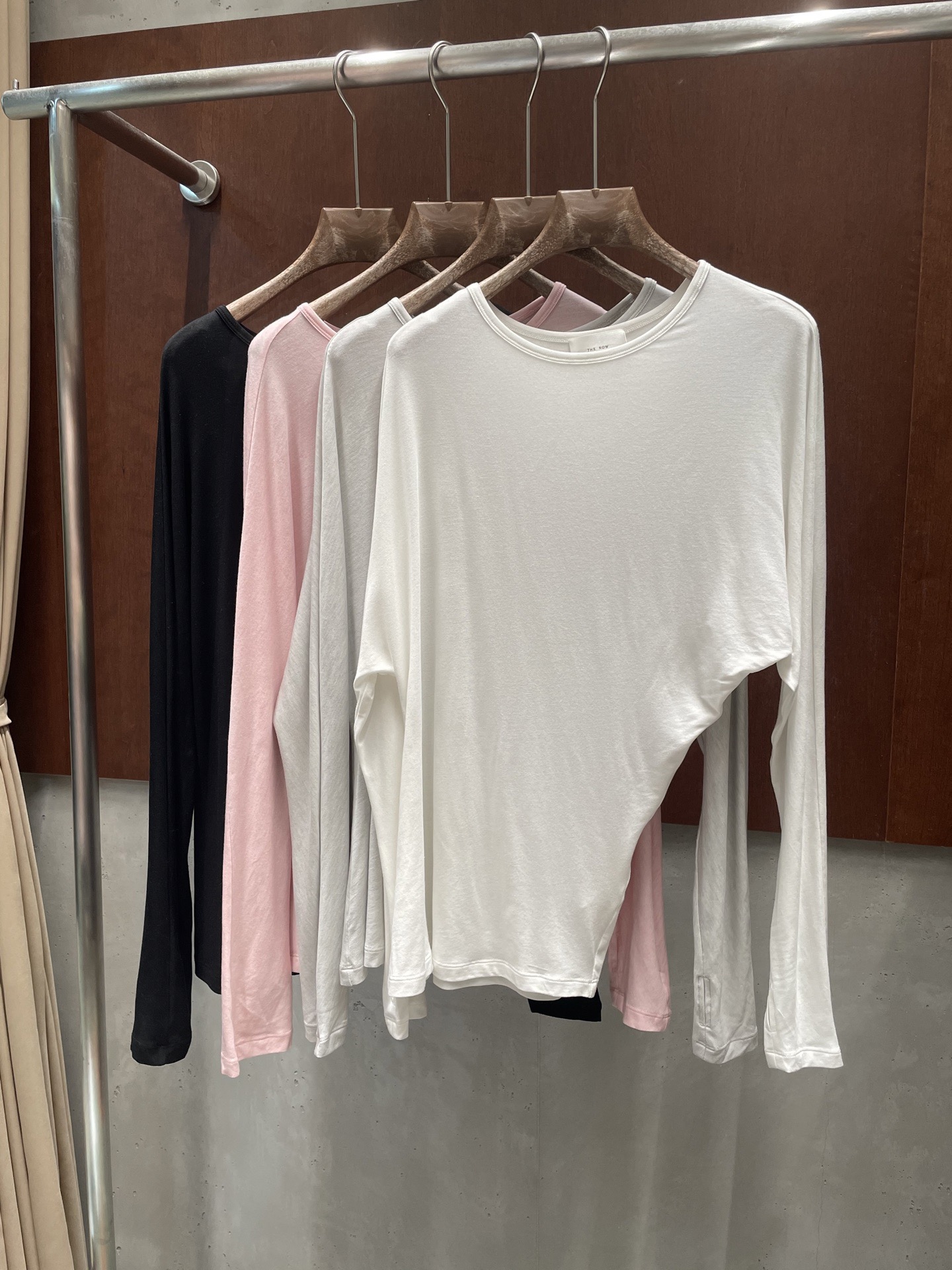 NO:829566,thero* 2026 spring and summer new off-shoulder top, Tencel wool fabric, good feel, four colors and three sizes, sml real photos,,19860909the ro* 2026春夏新款斜肩上衣 天丝羊毛面料 手感及佳 四色三码 sml 实拍图,,,Women's clothing