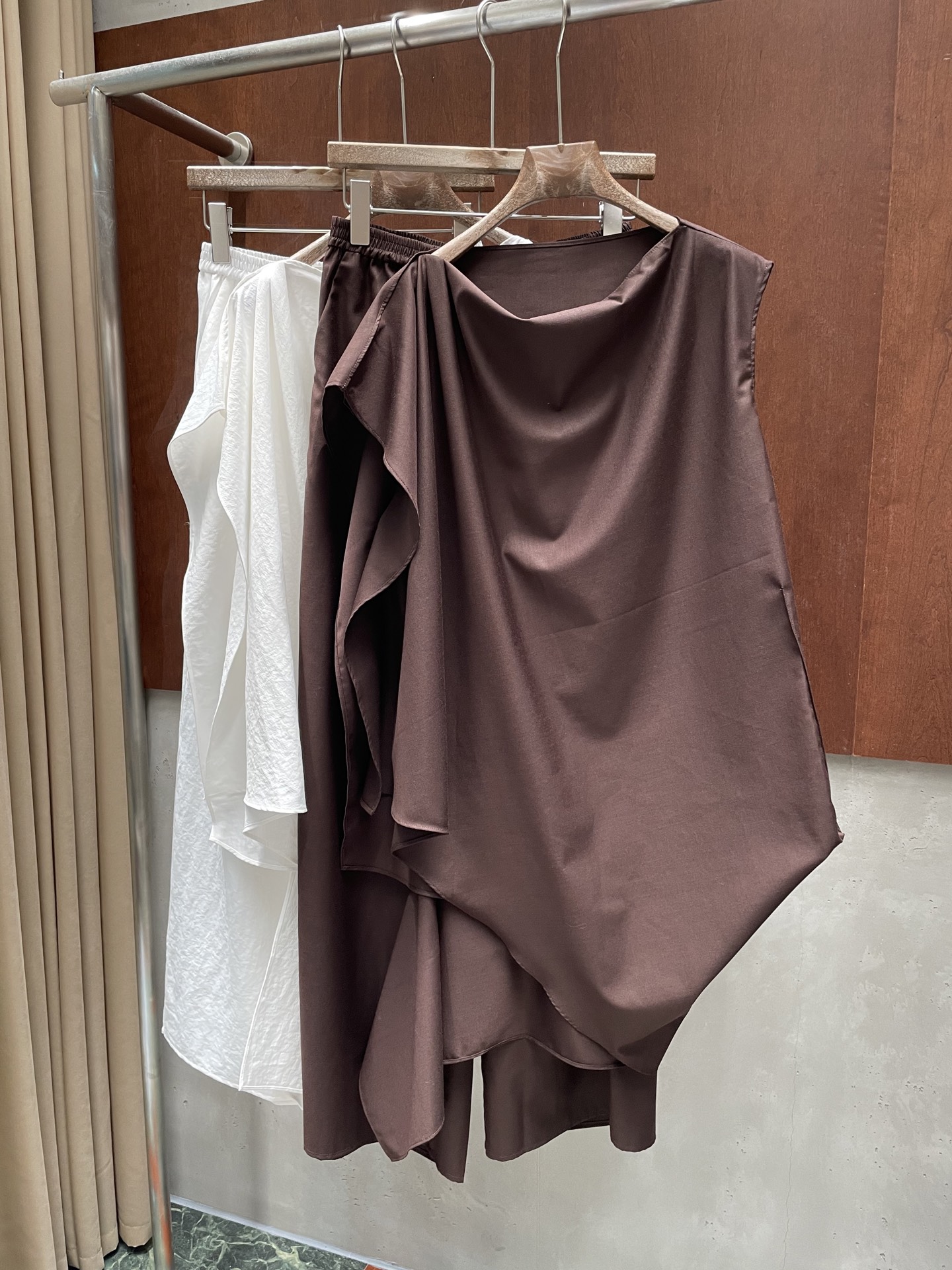 NO:831756,VC 2026 spring and summer new suit, asymmetrical design, minimalist, bland, fashionable, relaxed, two colors and three sizes, sml pants real photos,,19860909VC 2026春夏新款套装 不对称设计 极简 寡淡 时髦 松弛 两色三码 sml 裤子实拍图,,,Women's clothing