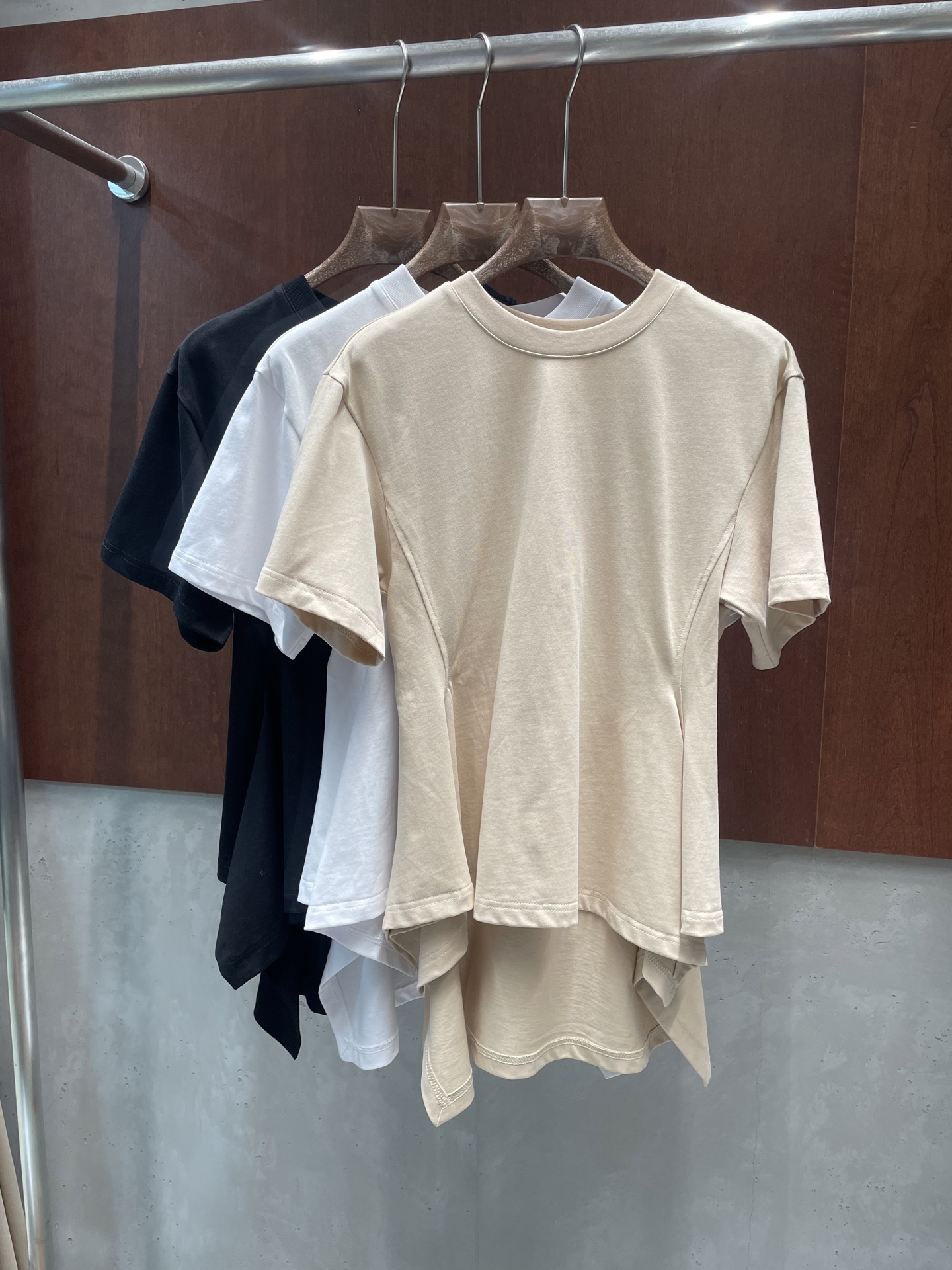 NO:893804,alai* 2026 spring and summer new ruffled T-shirt, irregular hem design, waist, three colors and three sizes, sml real photos,,alaia,tees,t-shirt,19860909alai* 2026春夏新款荷叶边T恤 不规则下摆设计 收腰 三色三码 sml 实拍图,,alaia,tees，t-shirt,,Women's clothing
