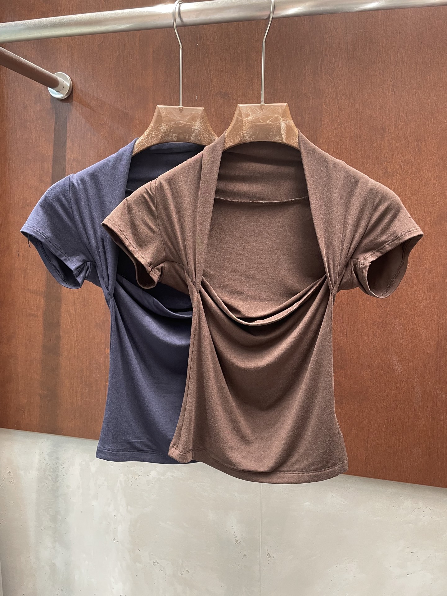 NO:899382,RA 2026 spring and summer new T-shirt, square neck design, super stylish, two colors and three sizes, sml p real shot,, tees, t-shirt,19860909RA 2026春夏新款T恤 方型领口设计 超级洋气 两色三码 sml p实拍图,,tees，t-shirt,,Women's clothing