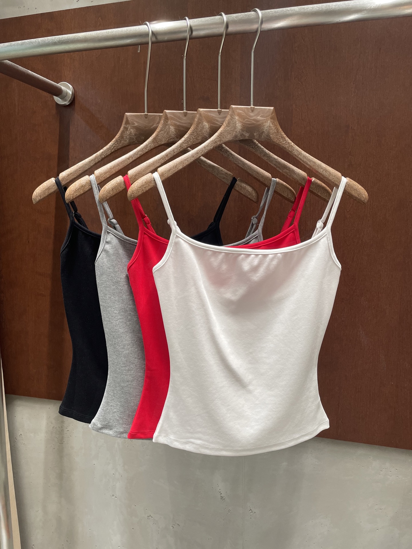 NO:899390,RA 2026 spring and summer new sling, square neckline design, super slimming, four colors and three sizes, sml p real shot,,19860909RA 2026春夏新款吊带 方形领口设计 超级显瘦 四色三码 sml p 实拍图,,,Women's clothing